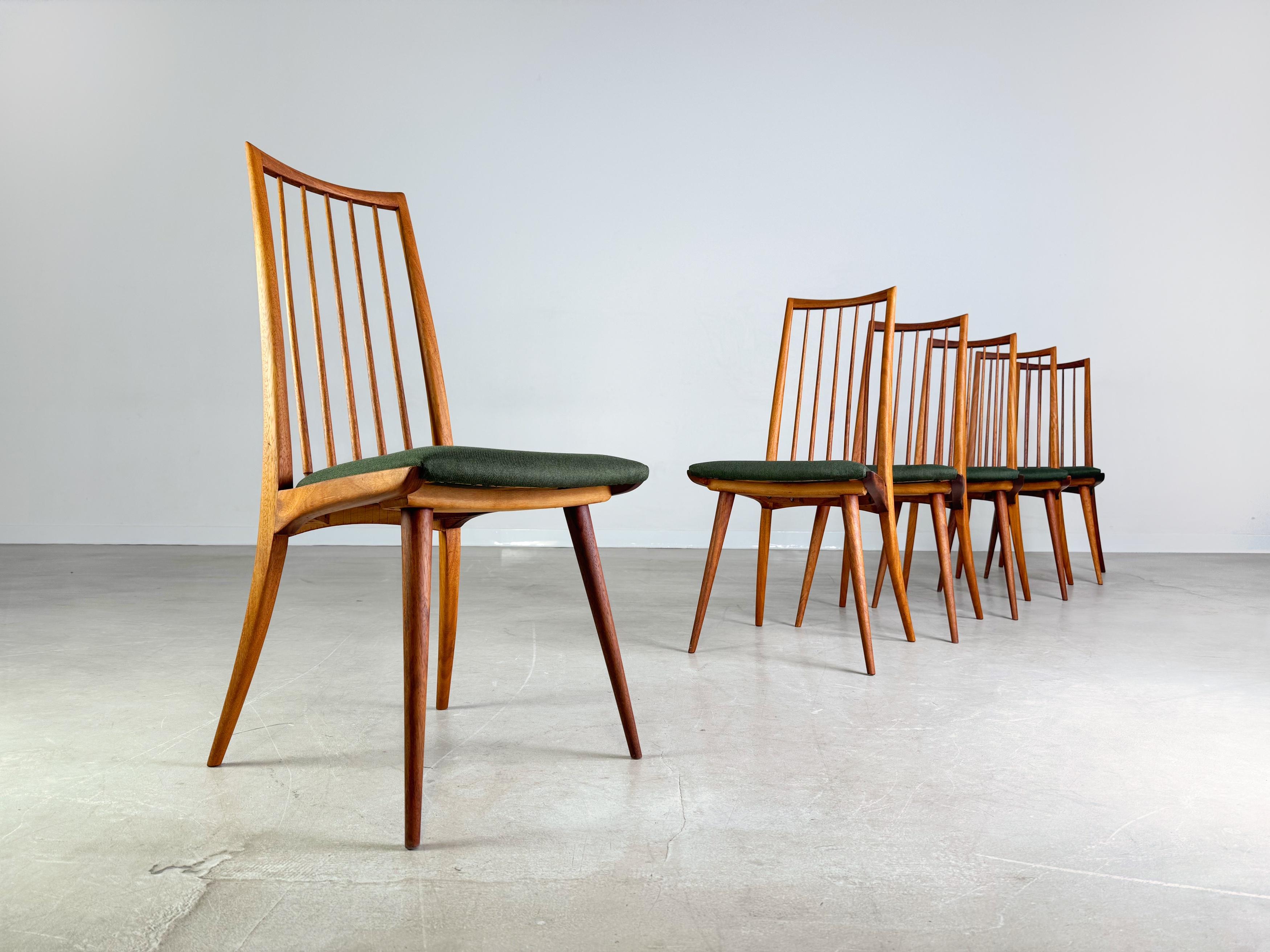 Wir bieten ein wunderschönes 6er Set Vintage Stühle aus den 1960er Jahren zum Verkauf an. Die Stühle wurden von Ernst Martin Dettinger entworfen und verm. von Lukas Schnaidt hergestellt. Sie wurden professionell neu aufgearbeitet und erhielten im