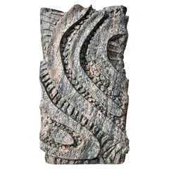 Scultura astratta modernista originale in granito, rilievo organico intagliato a mano anni '70