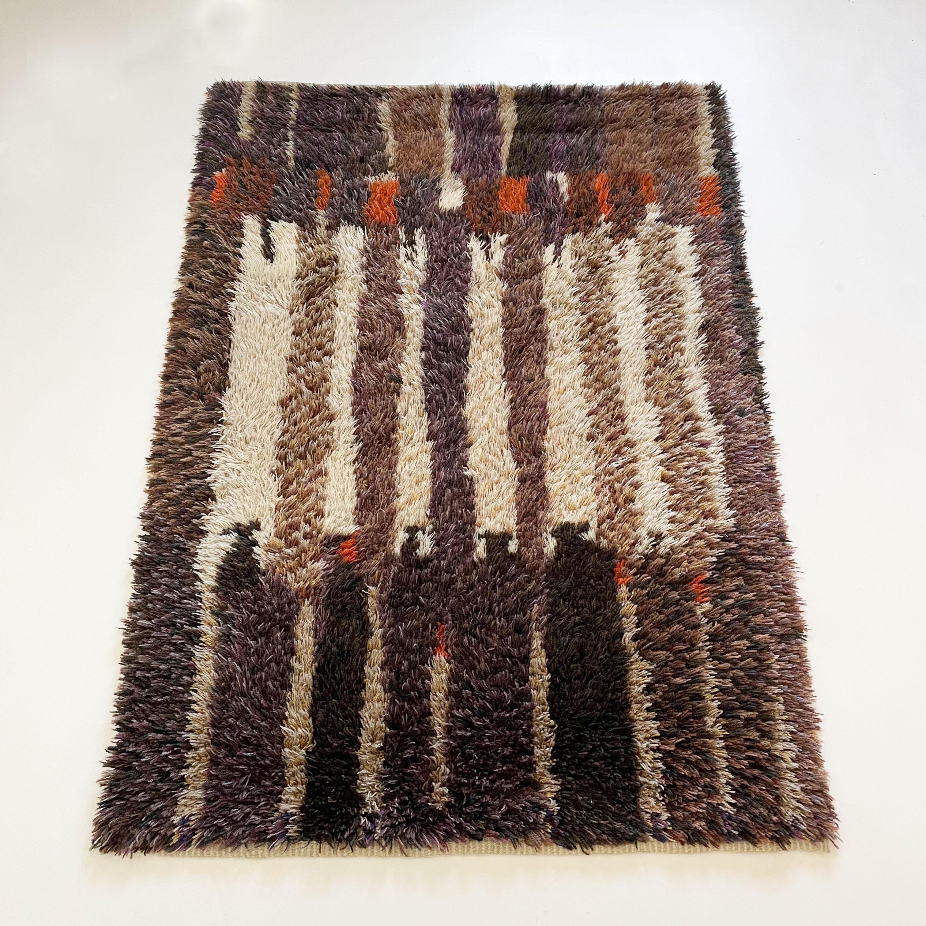 Artikel:

Hochfloriger Rya-Teppich 


Jahrzehnt:

1960s


Herkunft:

Skandinavien Schweden


Material:

100% Wolle



Dieser Teppich ist ein großartiges Beispiel für ein Pop-Art-Interieur der 1960er Jahre. Sie wurde in den