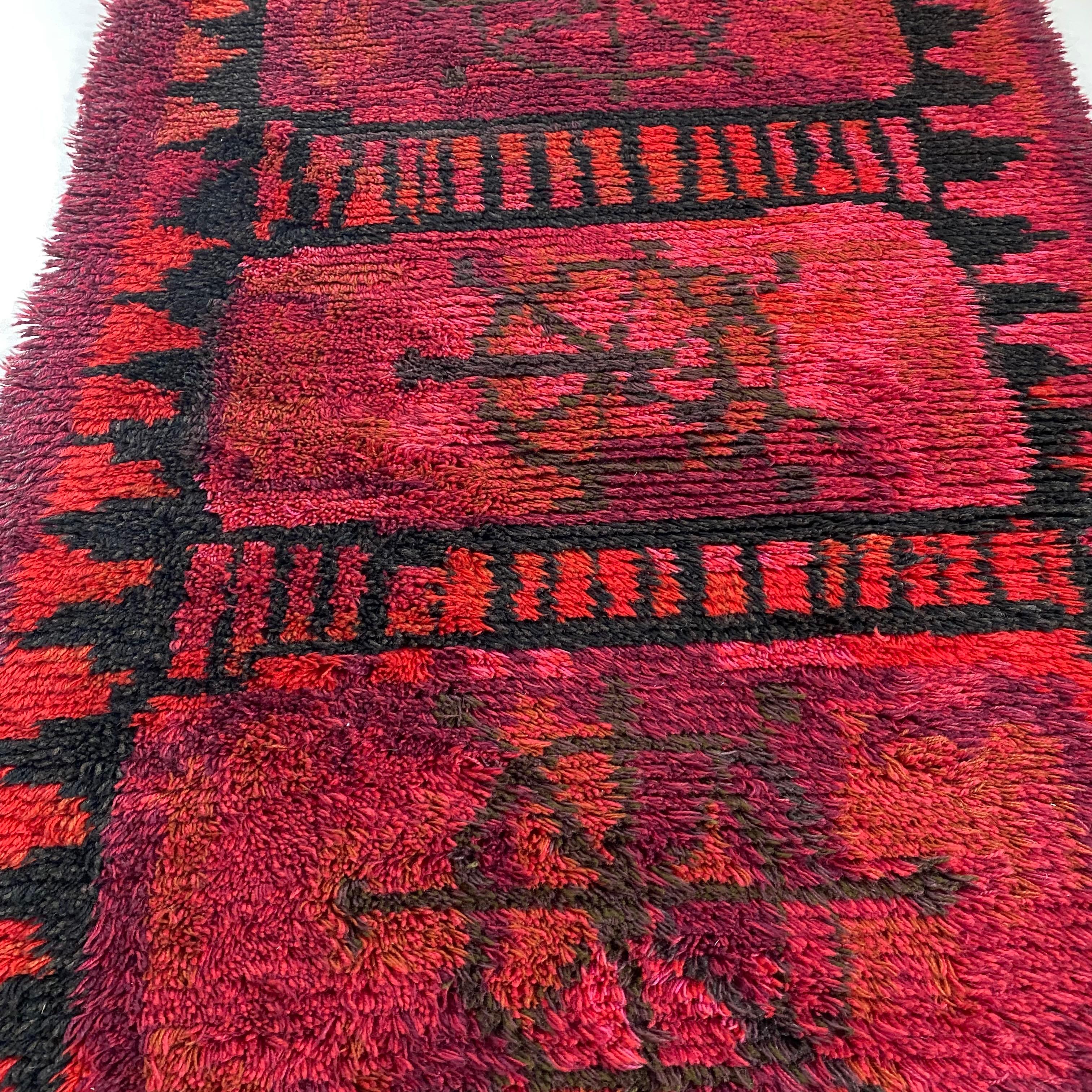 Mid-Century Modern Tapis Rya scandinave abstrait à poils longs d'origine, Suède, années 1960 en vente