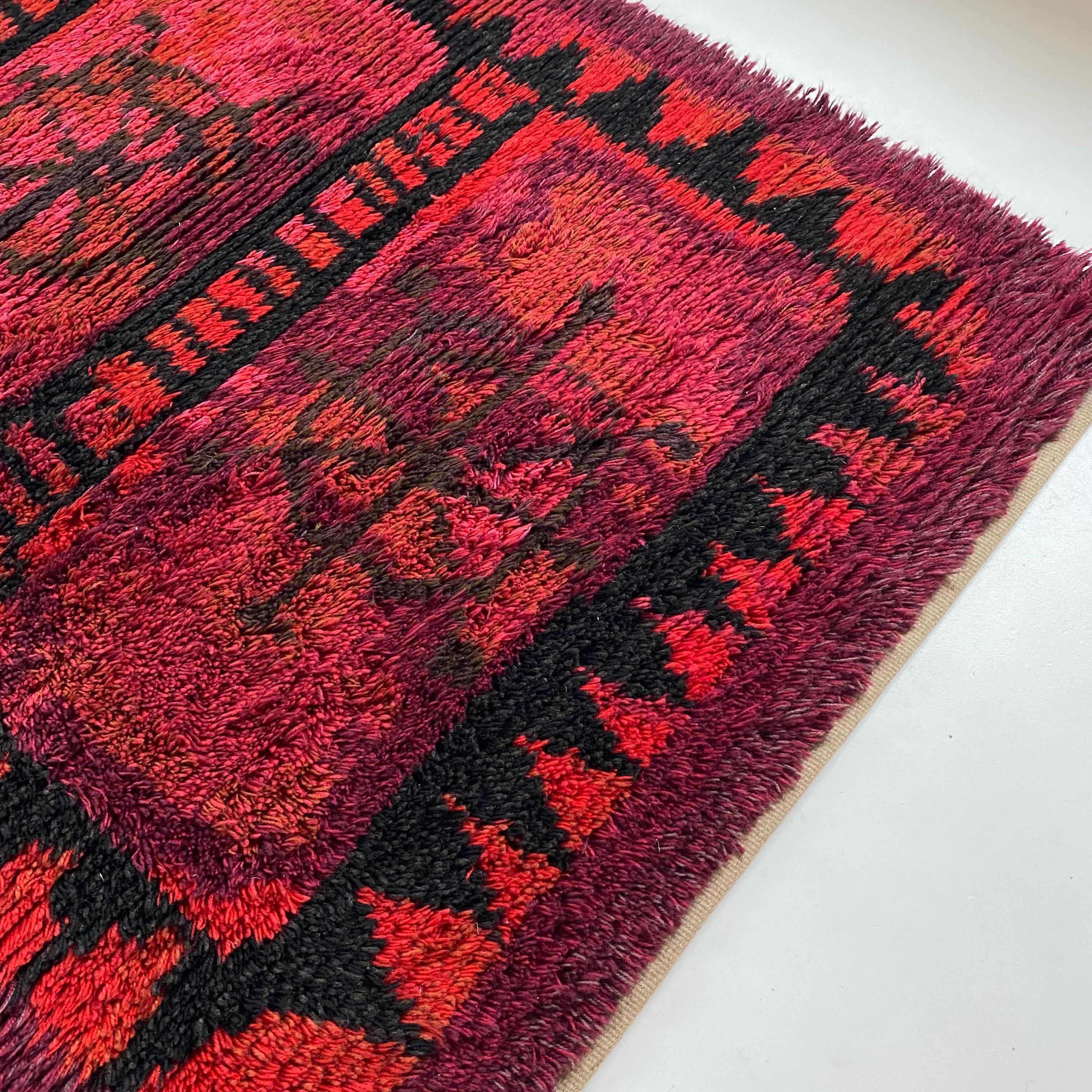 20ième siècle Tapis Rya scandinave abstrait à poils longs d'origine, Suède, années 1960 en vente