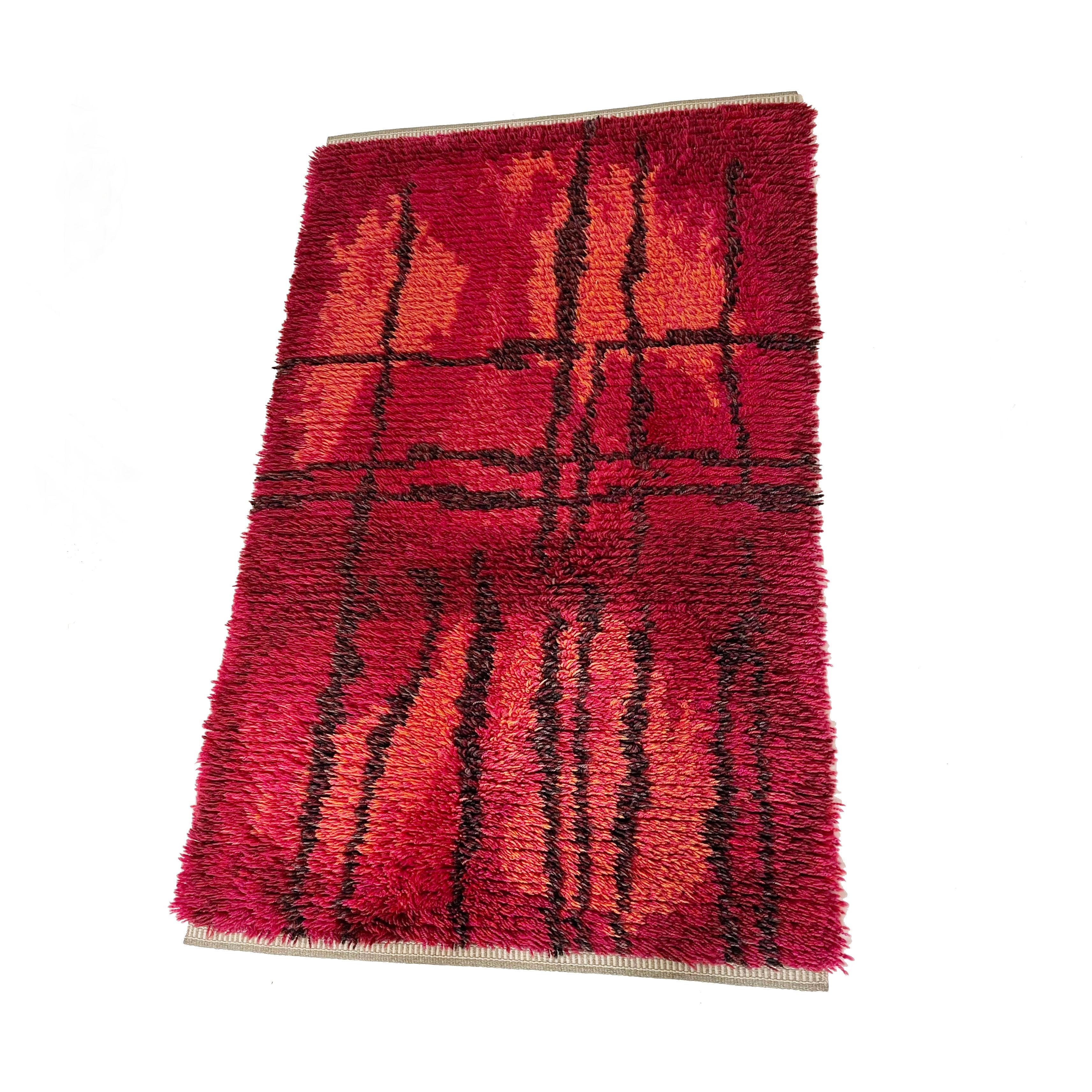 Article :

Tapis Rya à poils longs 


Décennie :

1960s


Origine :

Scandinavie Suède


Matériau :

100% laine



Ce tapis est un excellent exemple d'intérieur pop art des années 1960. Fabriqué selon la technique de tissage Rya