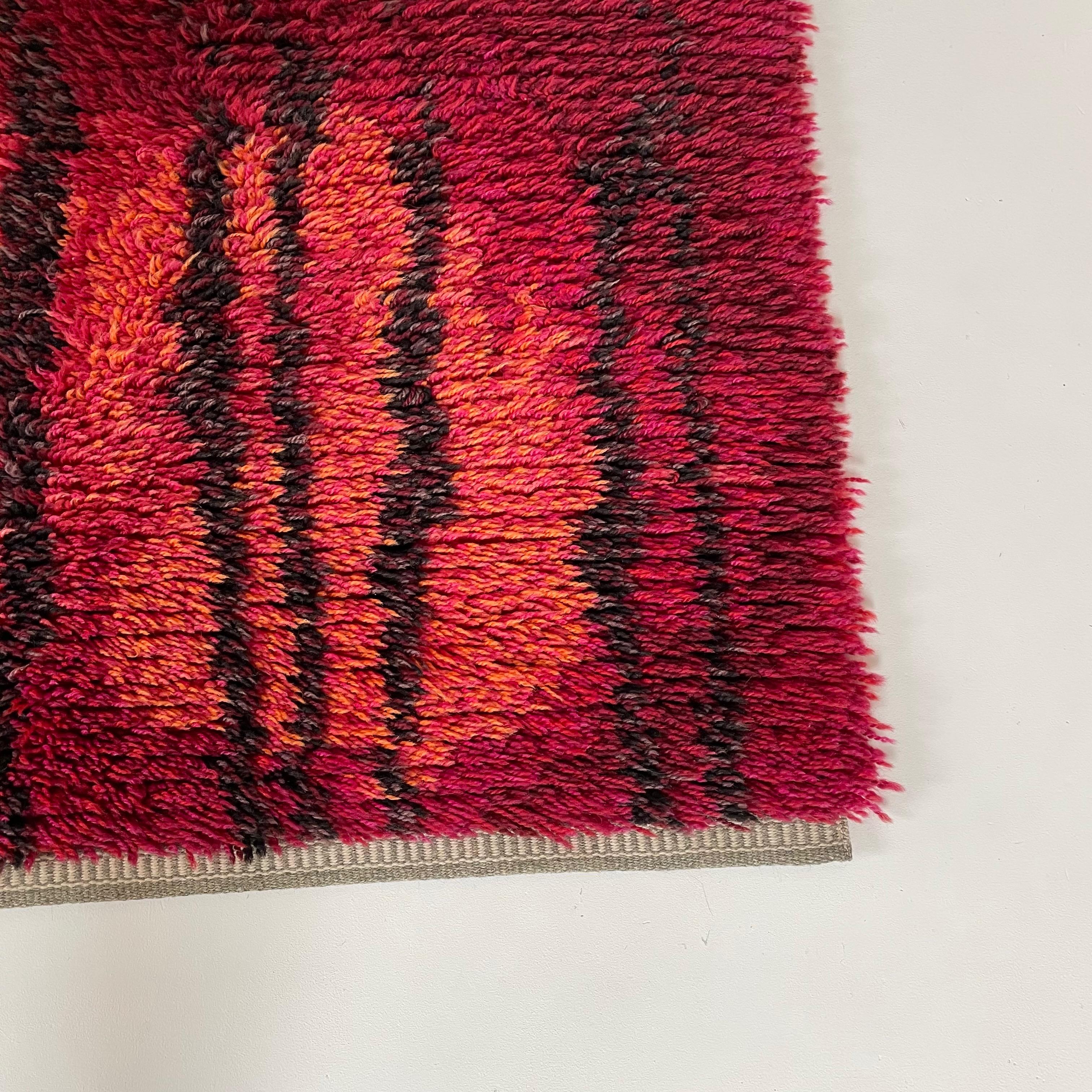 20ième siècle Tapis Rya scandinave abstrait original à poils longs en rgryte, Suède, années 1960 en vente