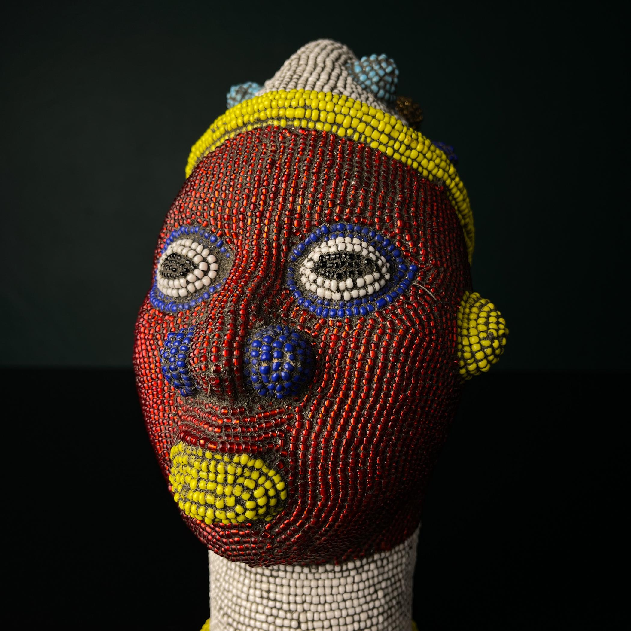 Statue africaine originale à tête perlée, art africain, années 2000 en vente 5