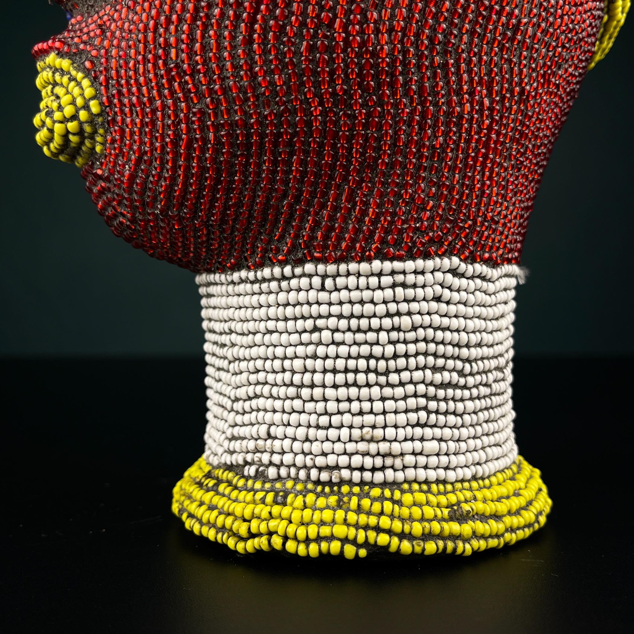 Statue africaine originale à tête perlée, art africain, années 2000 en vente 6