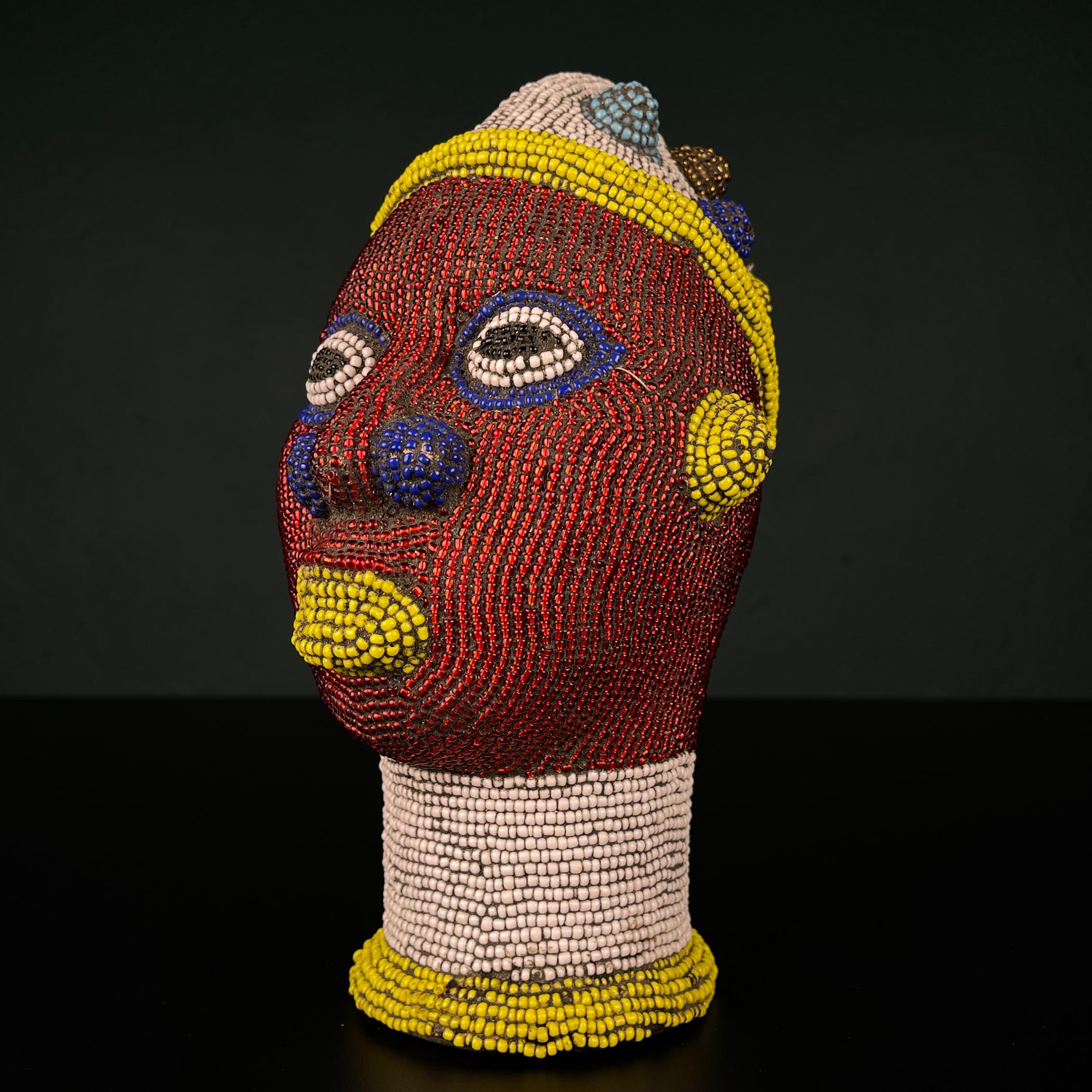 Magnifique buste perlé de tribu africaine. Il s'agit d'une pièce étonnante réalisée en argile et ornée de perles.
Il peut présenter quelques irrégularités, qui ajoutent à son caractère unique et à son charme.

Veuillez éviter tout contact avec l'eau