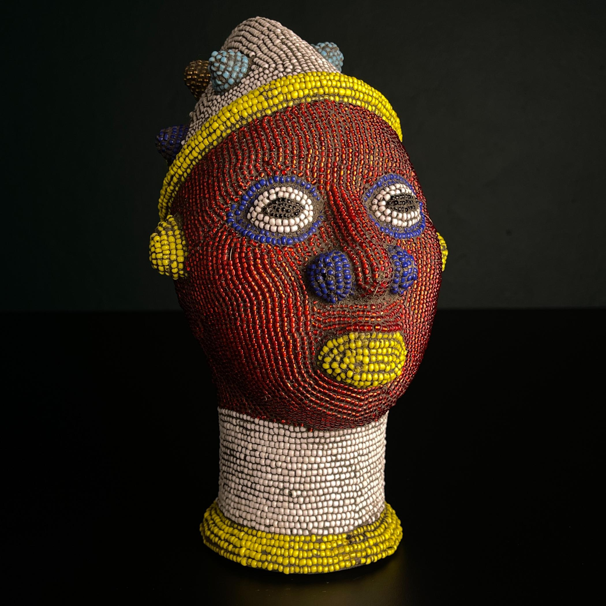 Artisanat Statue africaine originale à tête perlée, art africain, années 2000 en vente