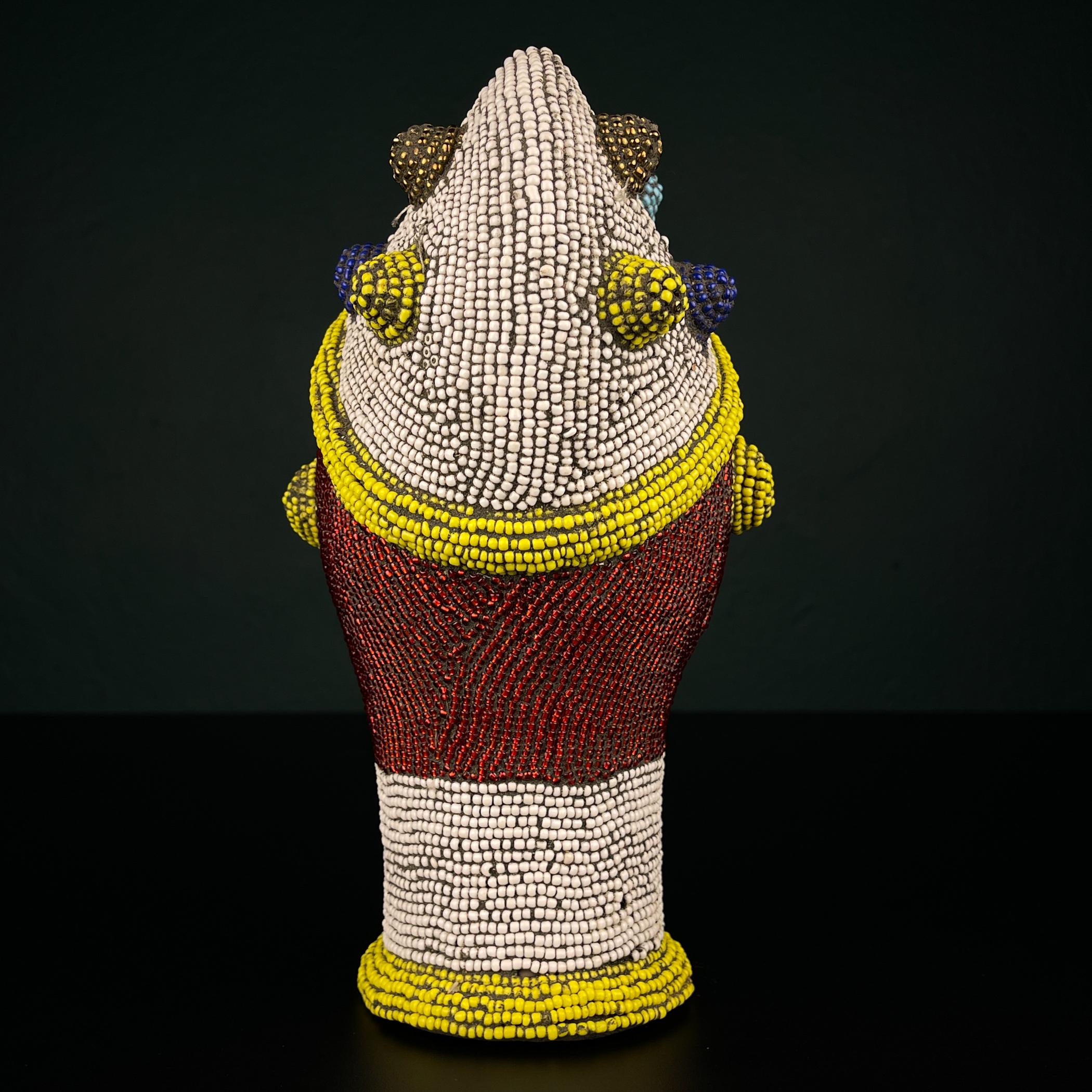 XXIe siècle et contemporain Statue africaine originale à tête perlée, art africain, années 2000 en vente