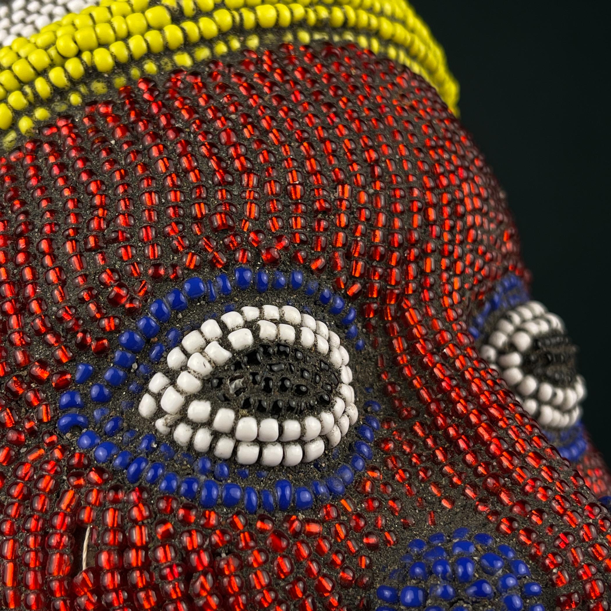 Statue africaine originale à tête perlée, art africain, années 2000 en vente 1