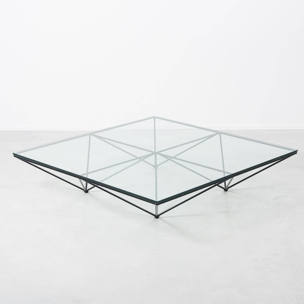 Iconic wire framed and glass topped 'Alanda' coffee table by designer Paolo Piva for B&B Italia, 1981. The frame is in great condition and the heavy plate glass is new.
 