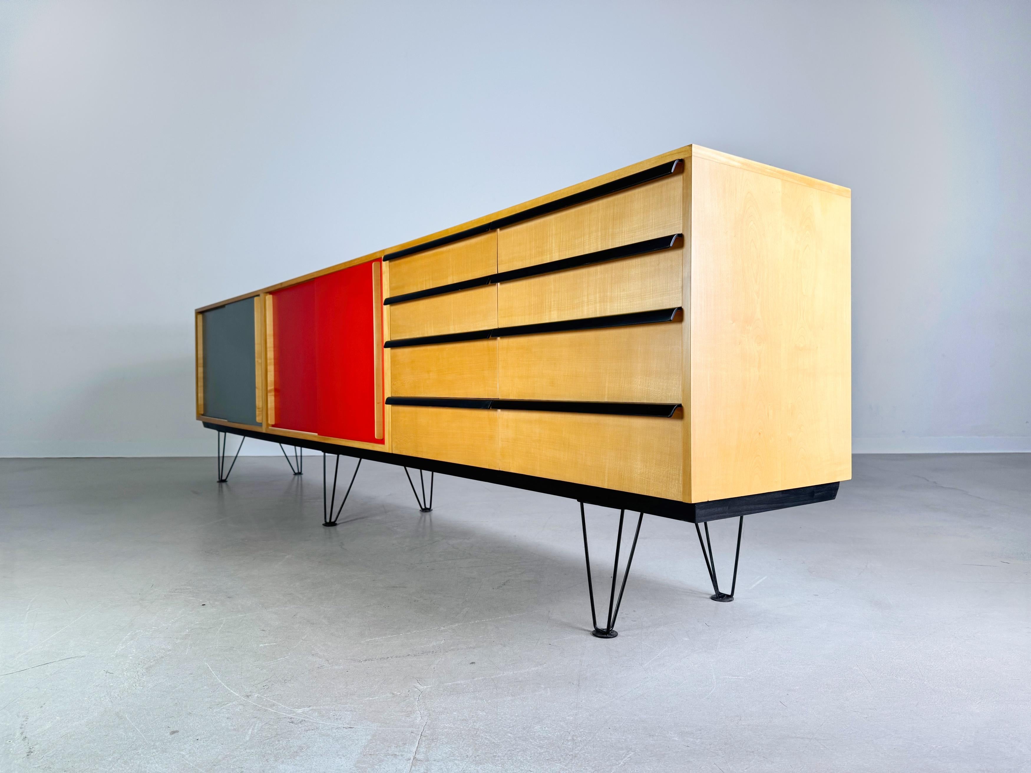 Wir bieten ein wunderschönes 330cm langes Sideboard von Alfred Altherr aus den 1950er Jahren zum Verkauf an. Das Design stammt von Alfred Altherr und zeichnet sich durch klare Linien und funktionale Eleganz aus, die typisch für die Mid Century