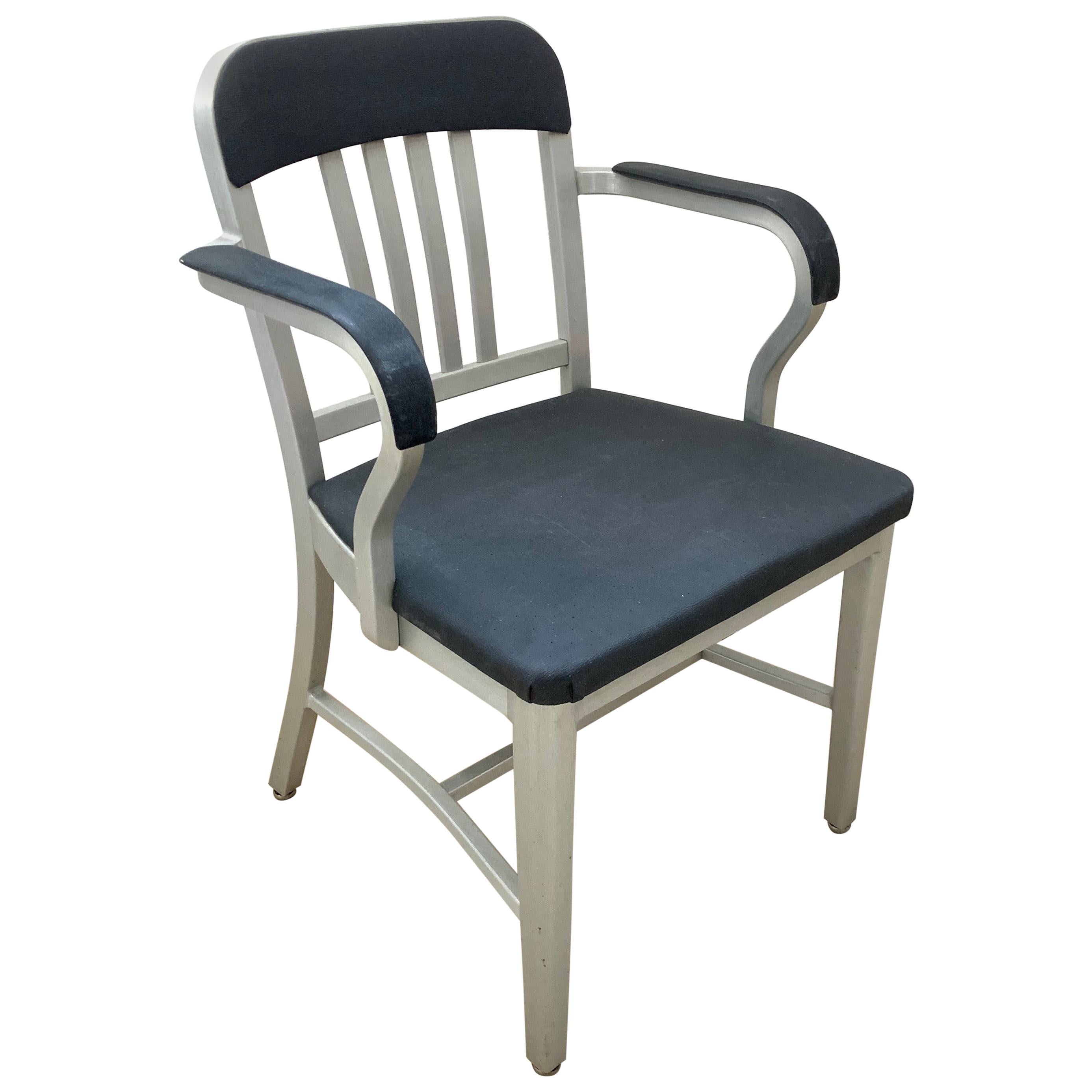 Bureau ou fauteuil original en aluminium et vinyle perforé Emeco "Navy":: 1965