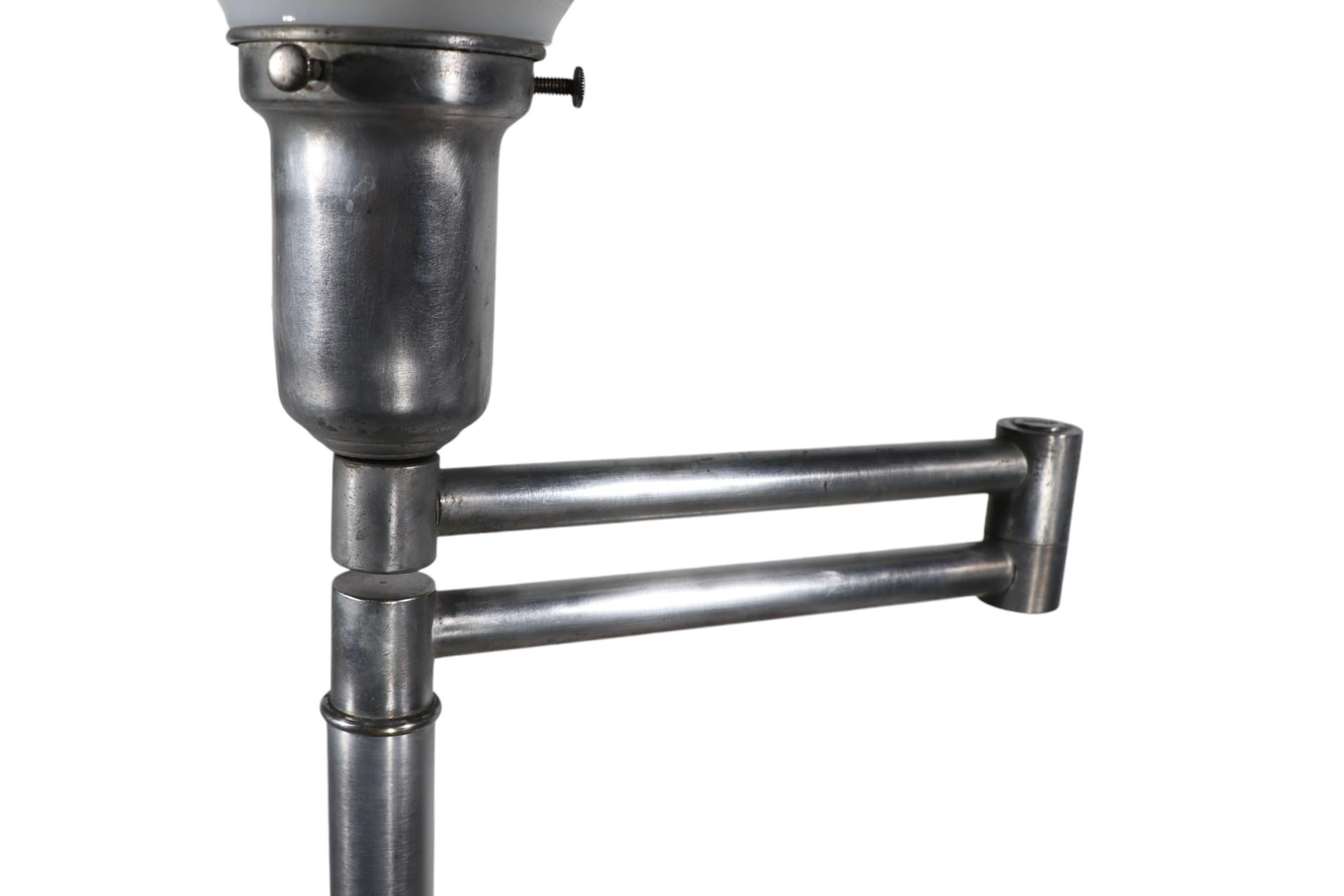 Aluminio original  Lámpara de pie de brazo articulado Van Nessen mediados del siglo XX en venta