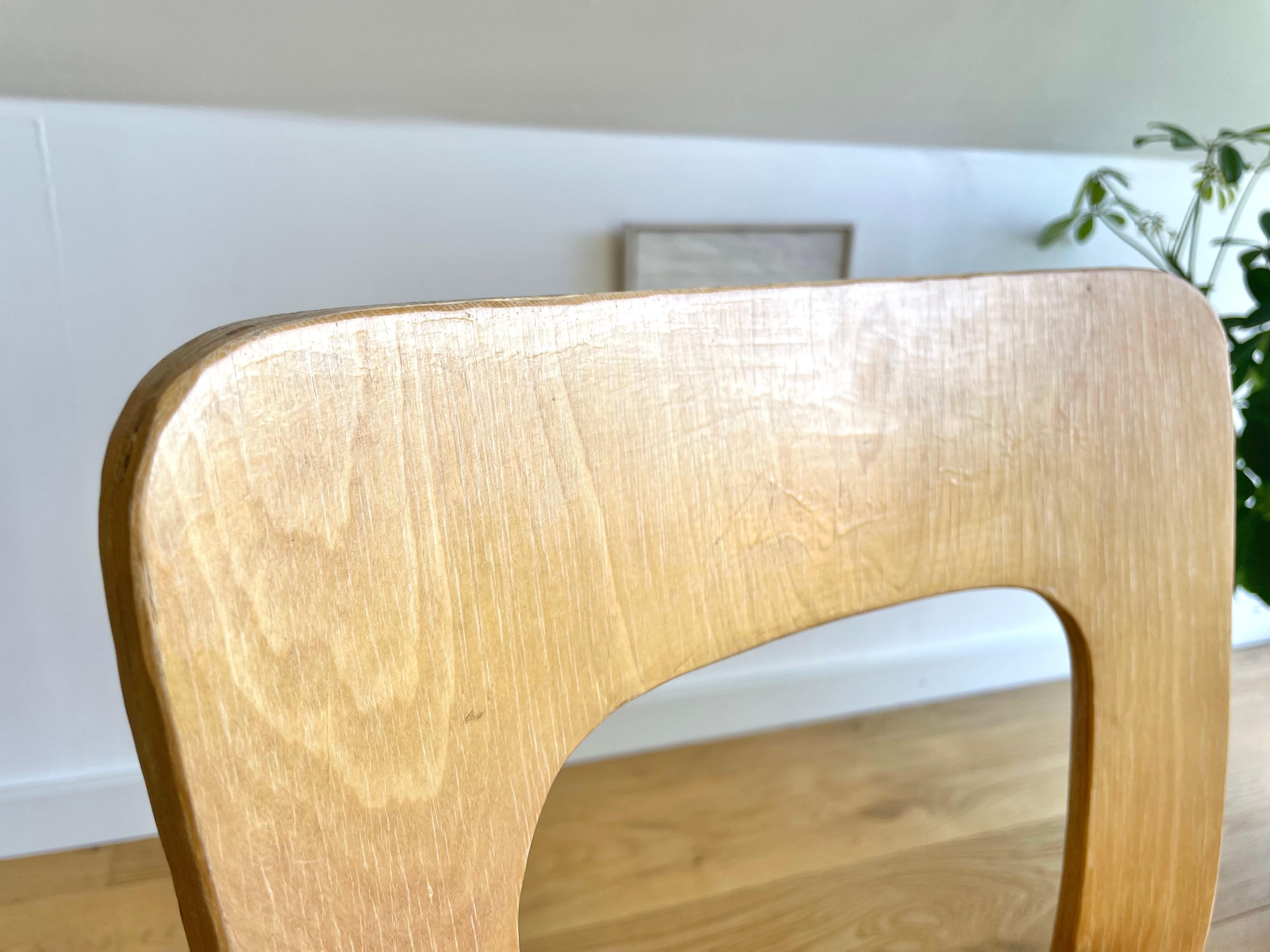 Sedia per bambini originale Alvar Aalto N65 della metà del XX secolo in legno di betulla in vendita 9