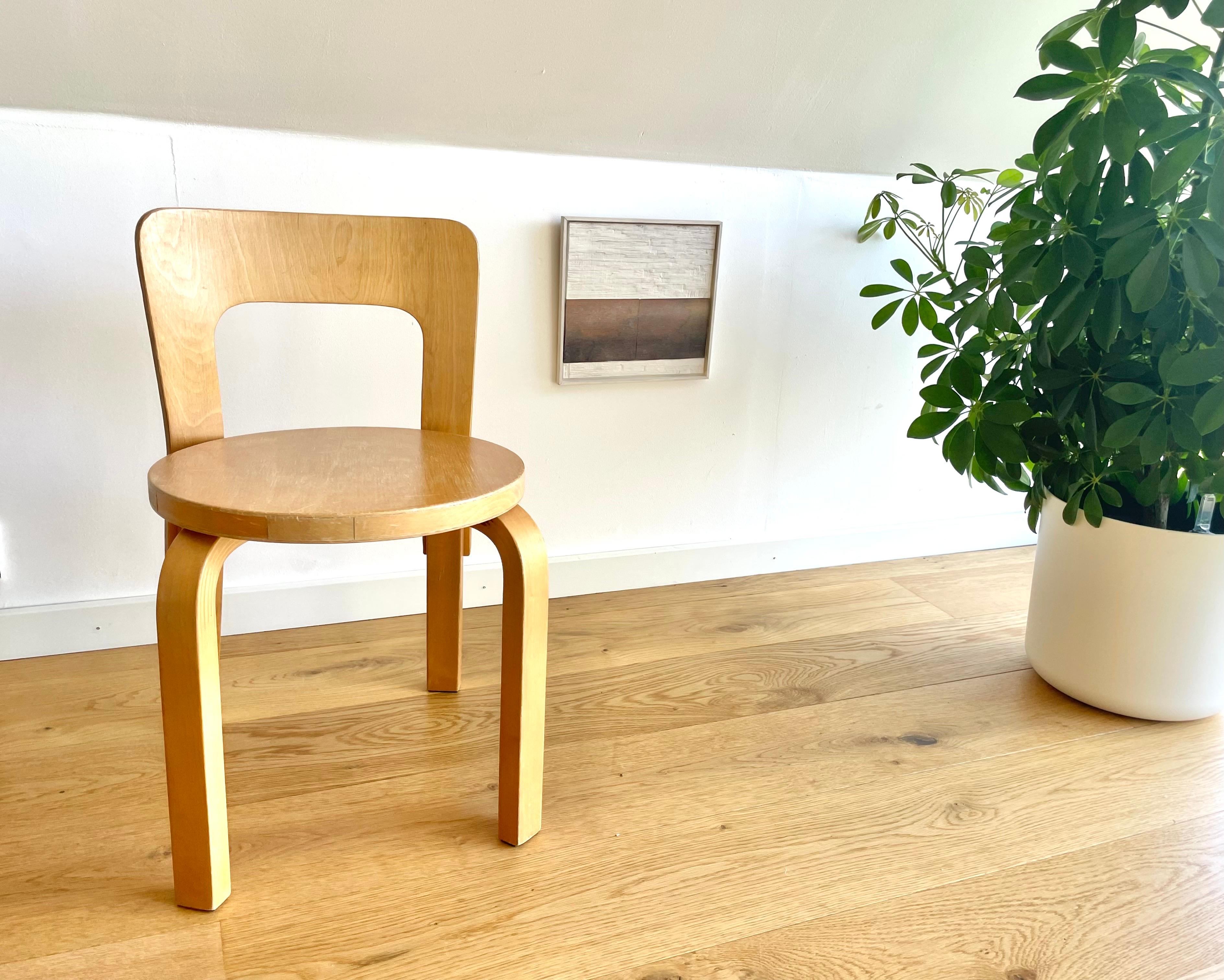Mid-Century moderno Sedia per bambini originale Alvar Aalto N65 della metà del XX secolo in legno di betulla in vendita