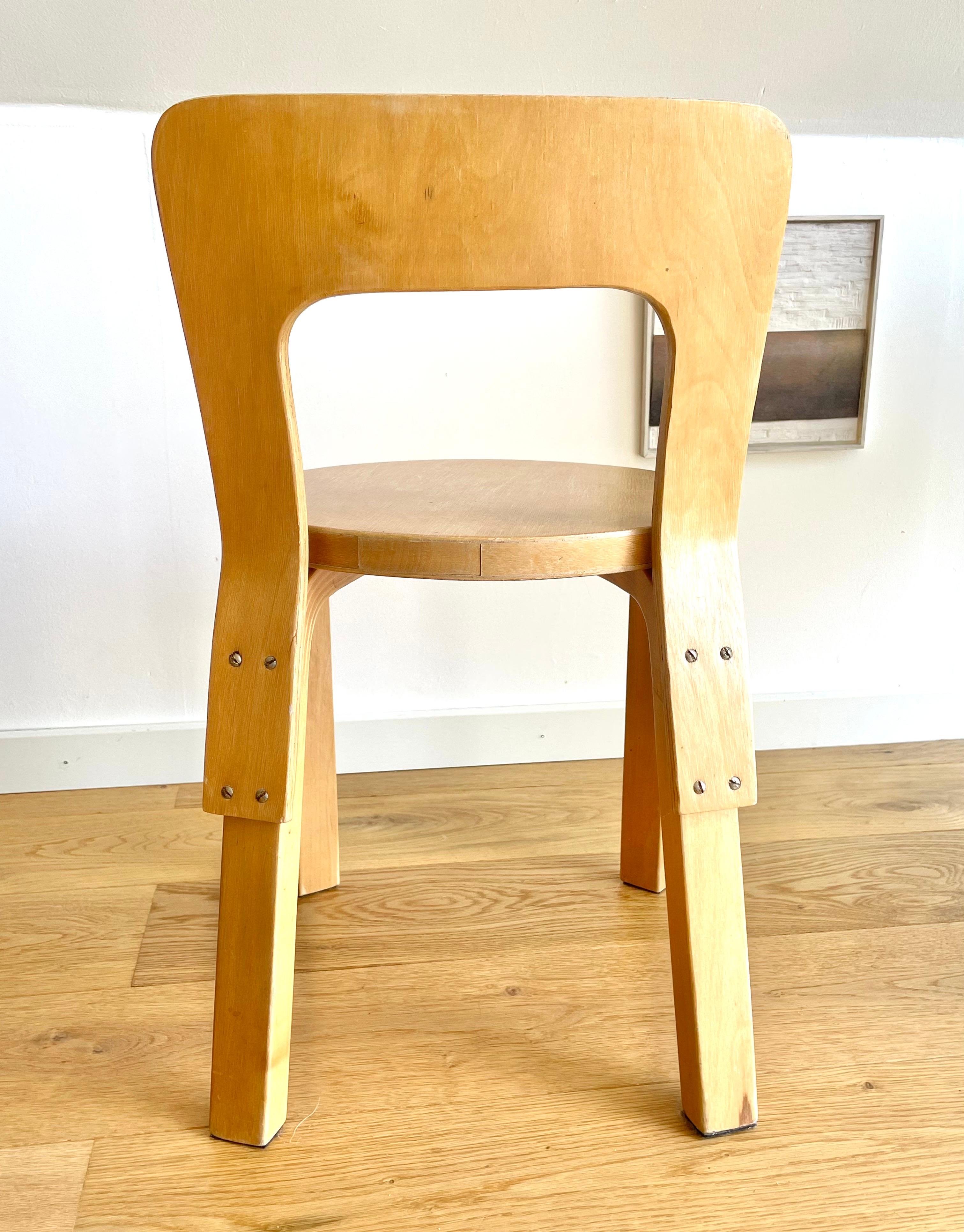 Sedia per bambini originale Alvar Aalto N65 della metà del XX secolo in legno di betulla In condizioni buone in vendita a Ebberup, DK