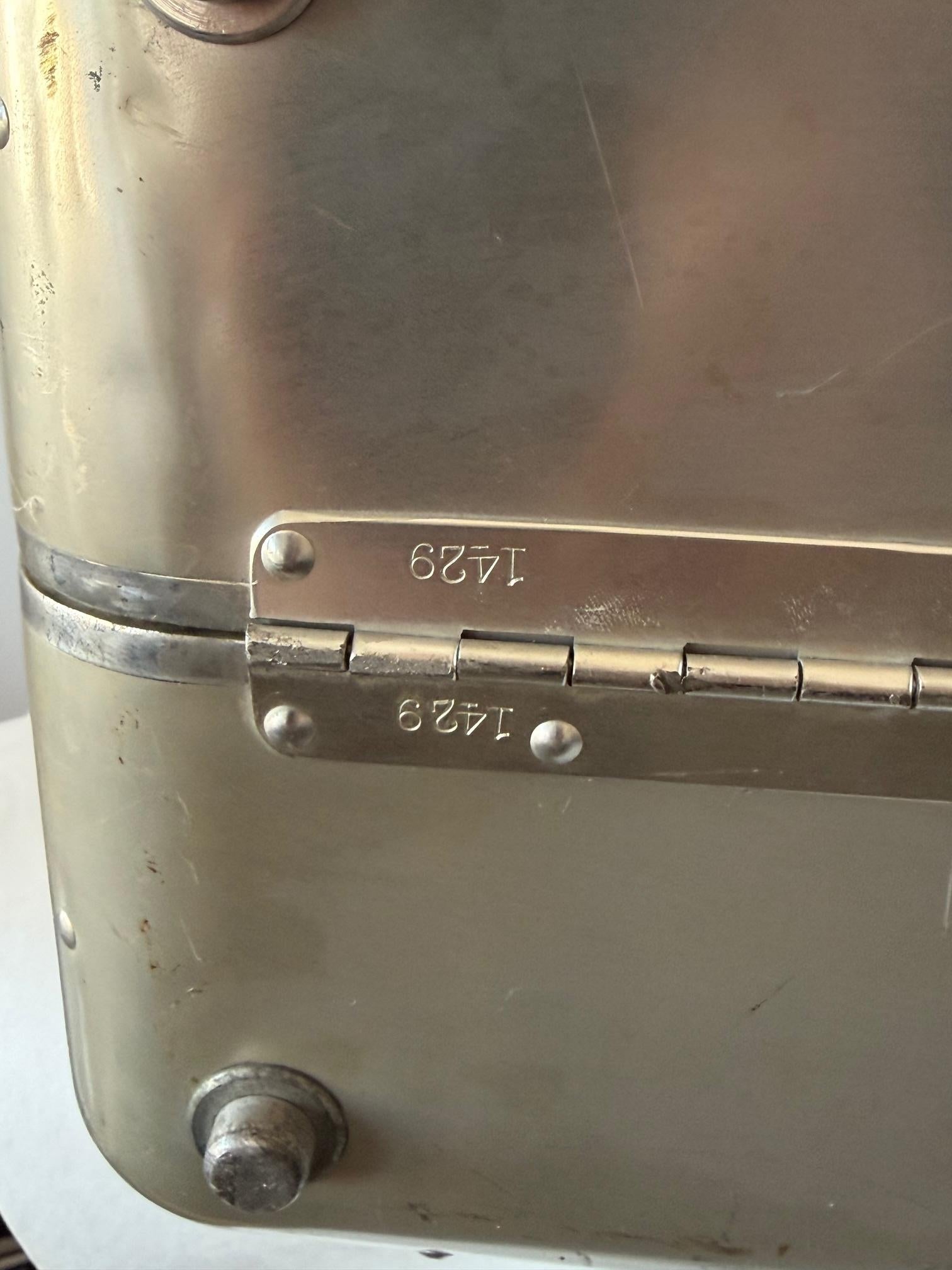 Valigia da viaggio in alluminio originale e precoce di Halliburton del 1940 ca. in vendita 9