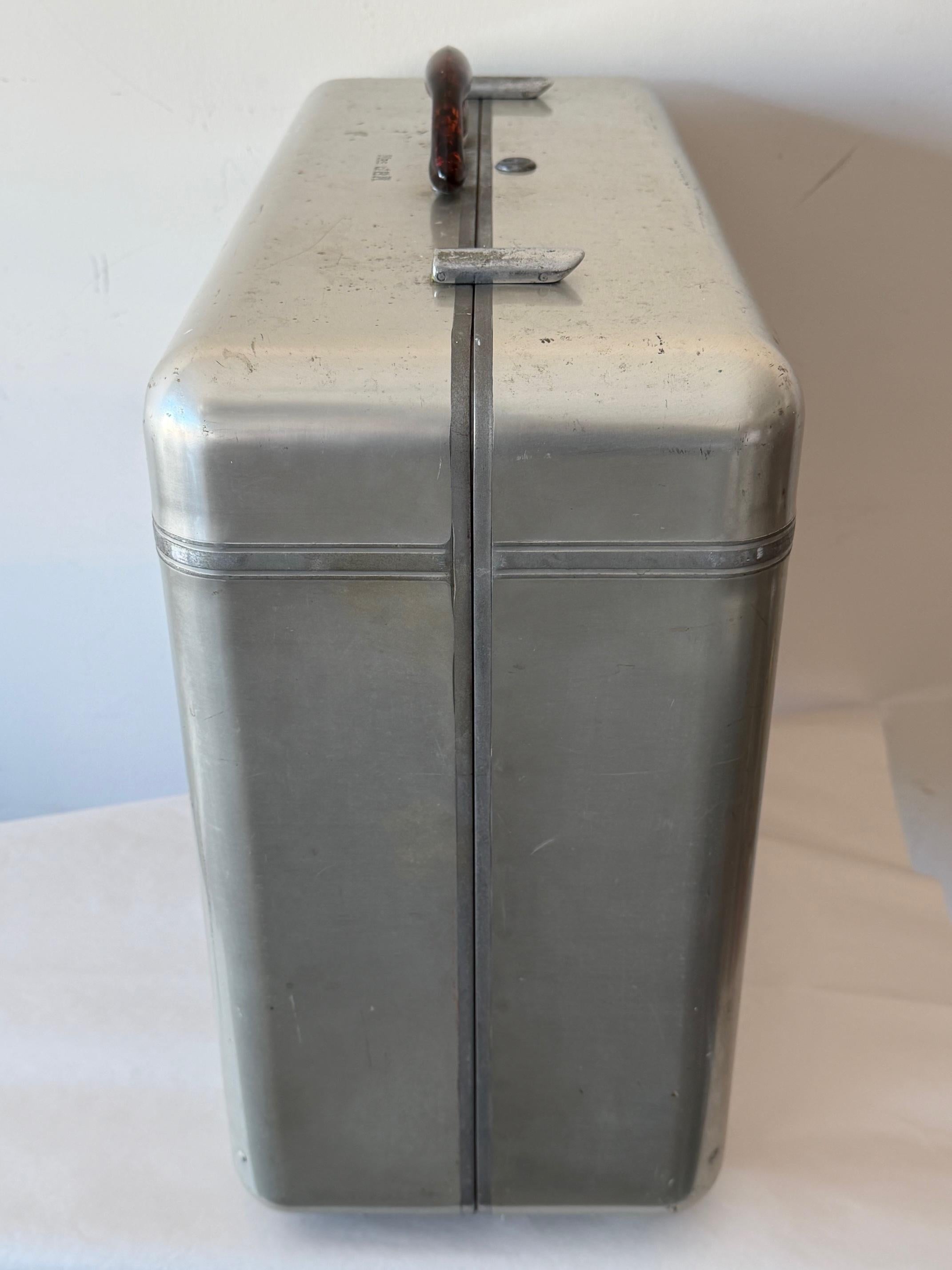 Metà XX secolo Valigia da viaggio in alluminio originale e precoce di Halliburton del 1940 ca. in vendita