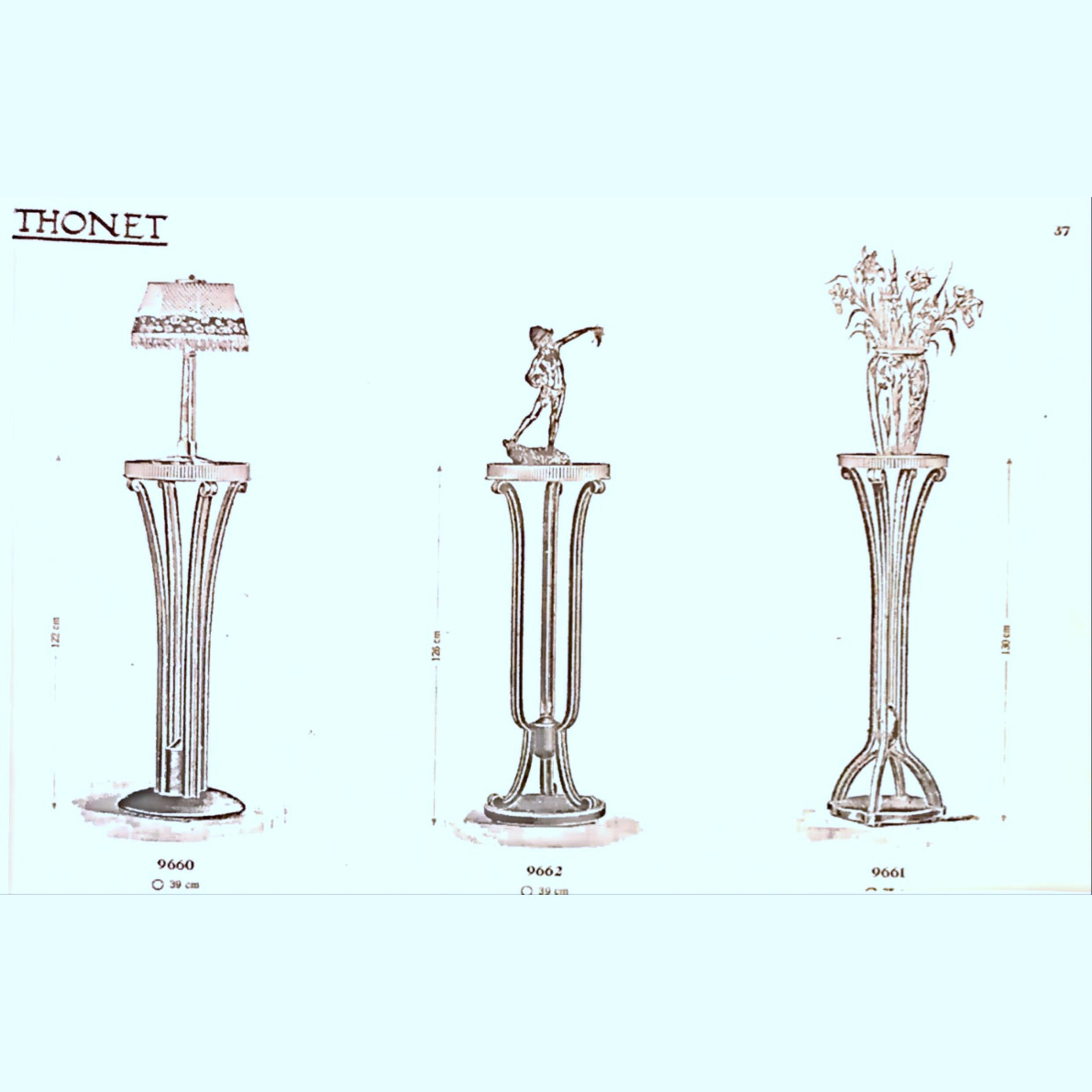 Otto Prutscher ha disegnato diversi portafiori per Thonet, questo design speciale è estremamente raro. Letteratura: J. Ulihr, Semper Sursum, Olmütz 2003, ill p124.