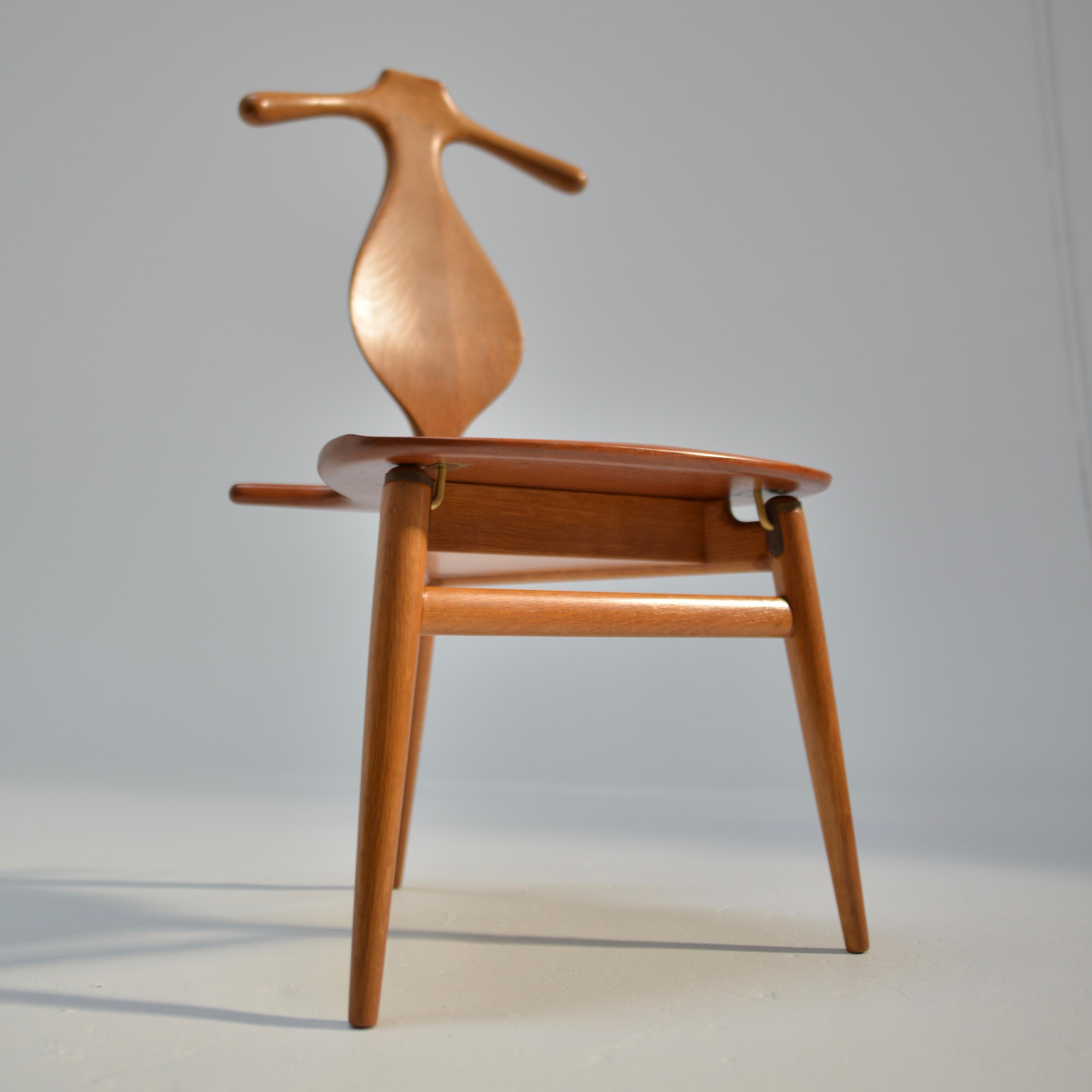 This is a rare original Hans Wegner for Johannes Hansen 'Valet' chair in excellent condition, circa 1953.
