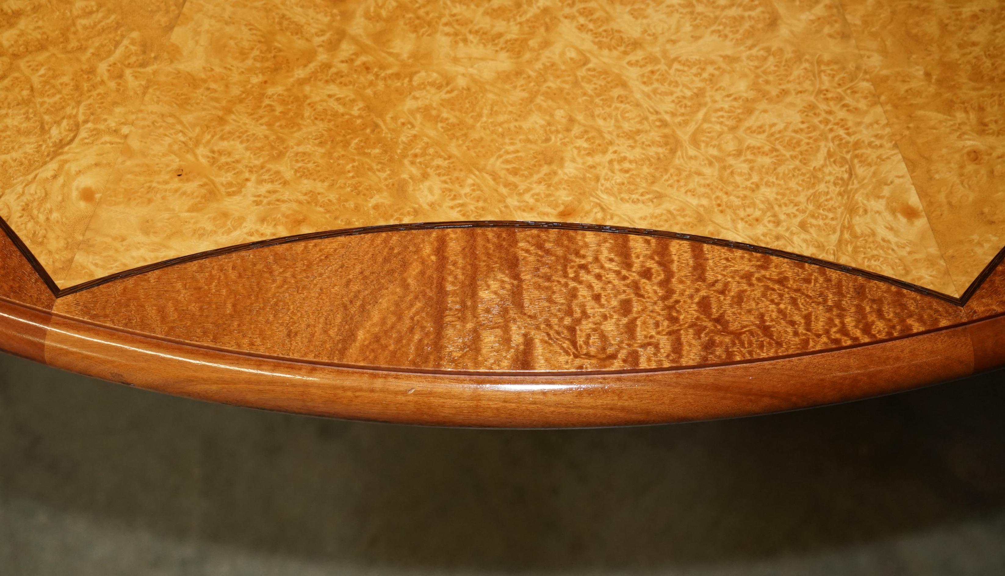 ORIGINAL ANDREW VARAH BURR WALNUT & AMBOYNA WOOD ROUND DiNING TABLE & CHAIRS SET In Good Condition For Sale In West Sussex, Pulborough