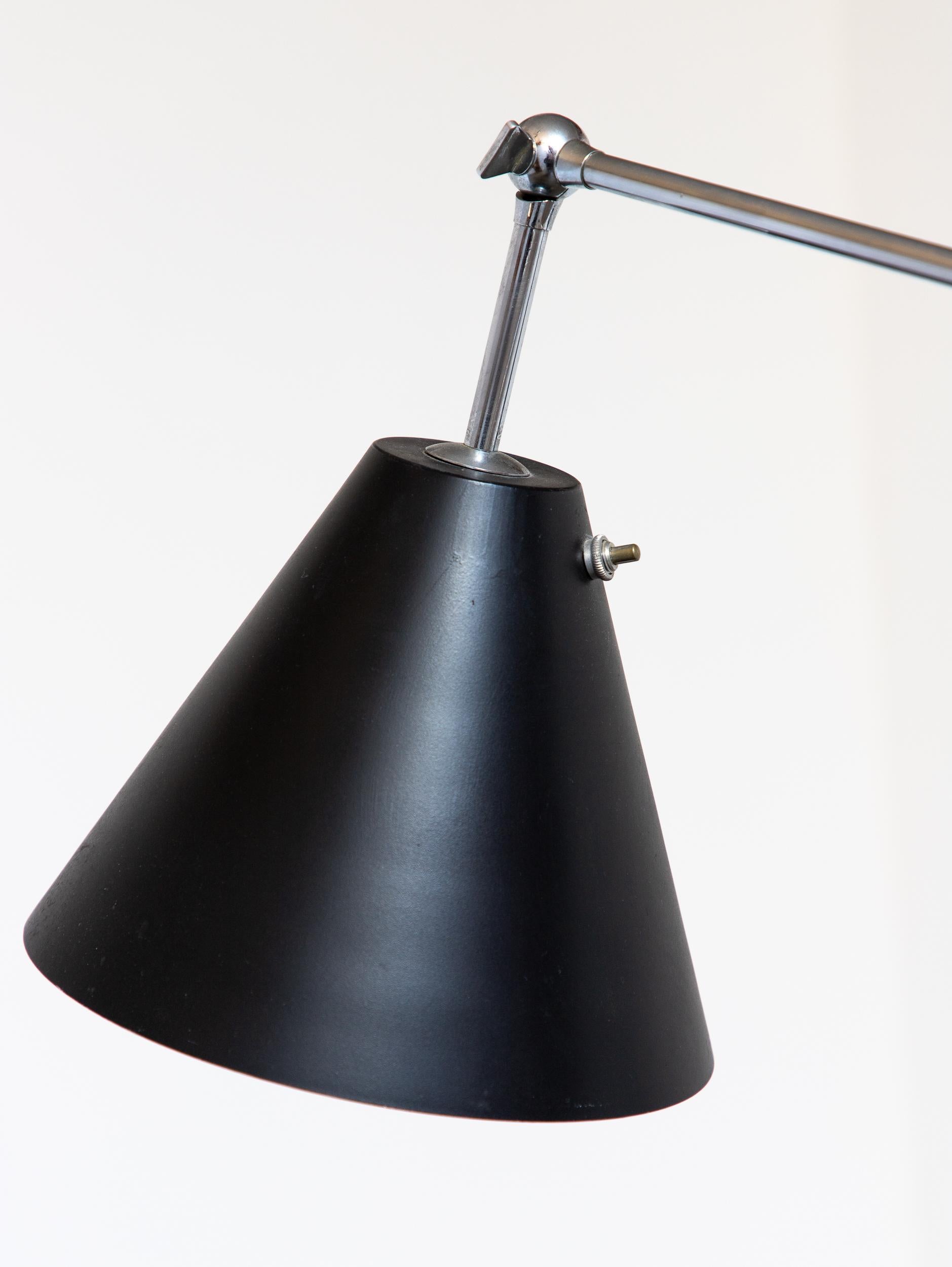 Originale Angelo Lelli Triennale-Lampe von Arredoluce, Schwarz-Weiß-Schirm, Chrom im Angebot 3