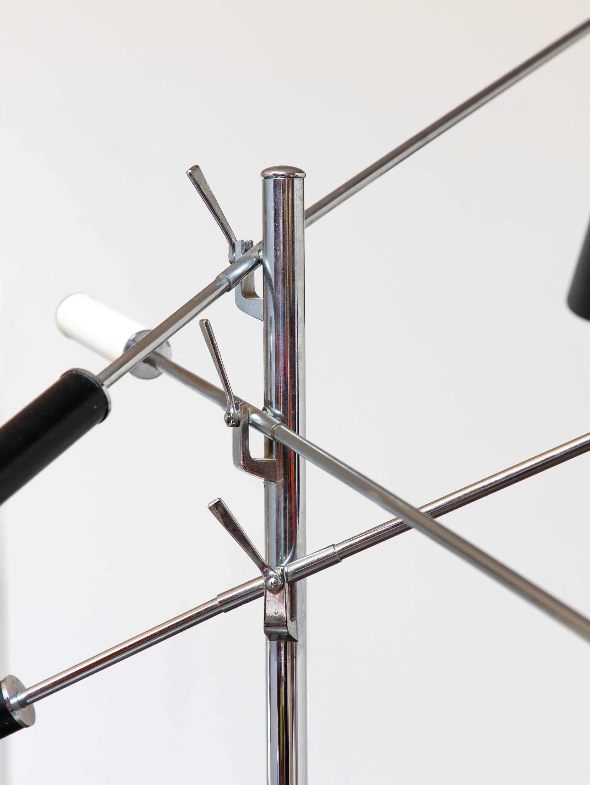 Originale Angelo Lelli Triennale-Lampe von Arredoluce, Schwarz-Weiß-Schirm, Chrom im Angebot 4