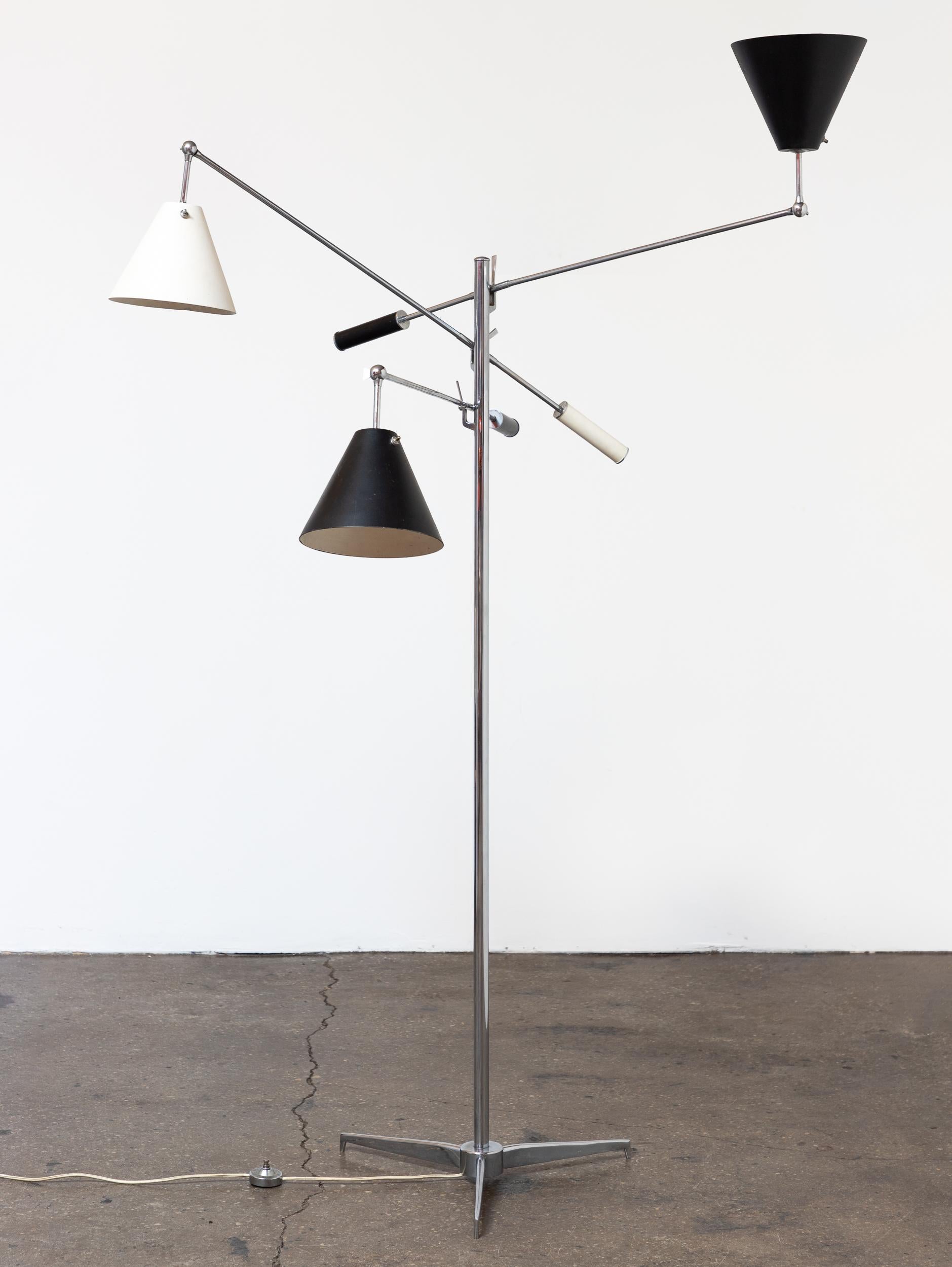 Ikonische Stehleuchte Triennale, entworfen von Angelo Lelli, hergestellt von Arredoluce. Dieses skulpturale Design ist eine hochfunktionale Beleuchtungslösung mit drei verstellbaren Armen, die verschiedene Beleuchtungskonfigurationen ermöglichen und