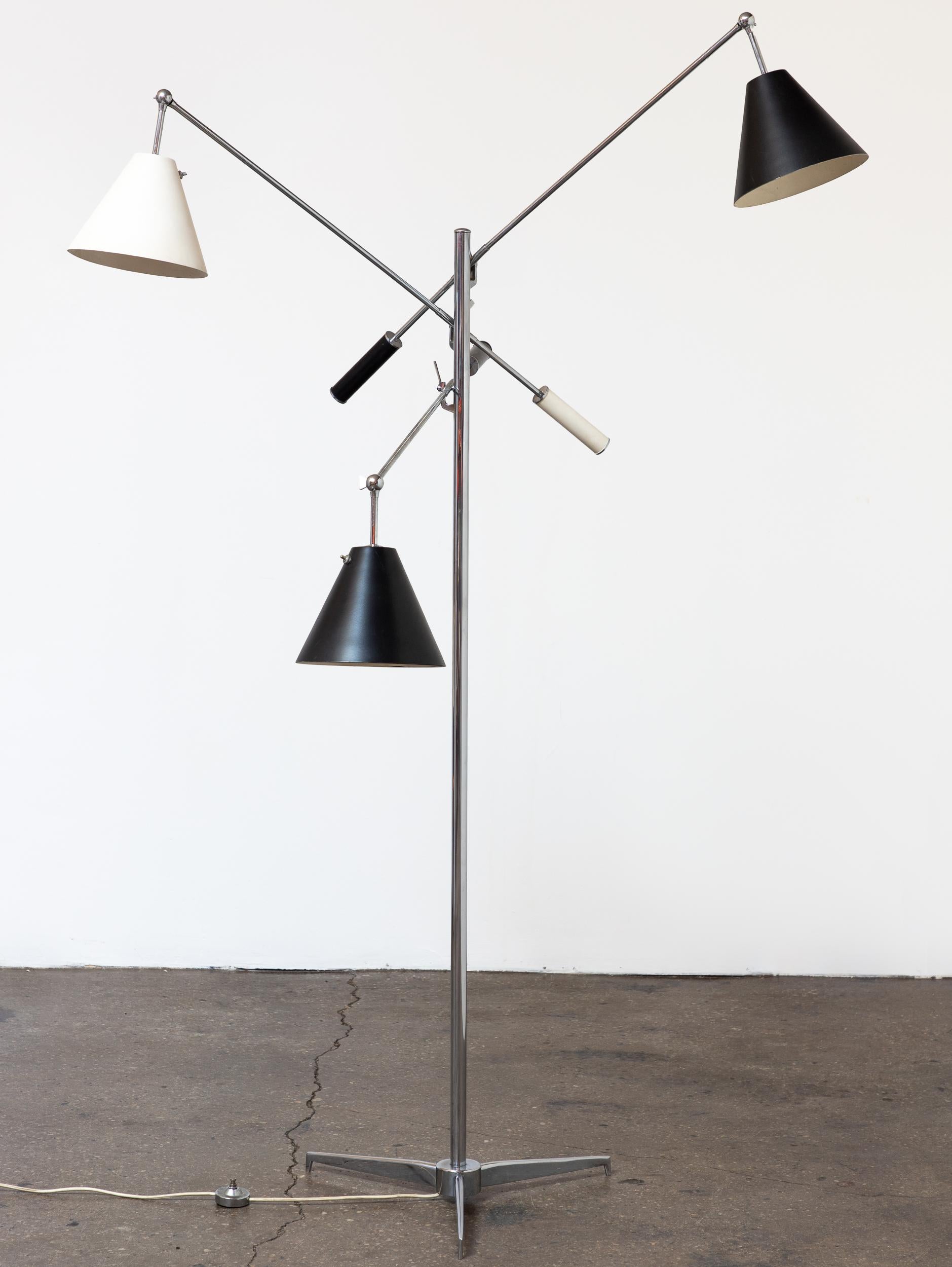 Originale Angelo Lelli Triennale-Lampe von Arredoluce, Schwarz-Weiß-Schirm, Chrom (Moderne der Mitte des Jahrhunderts) im Angebot