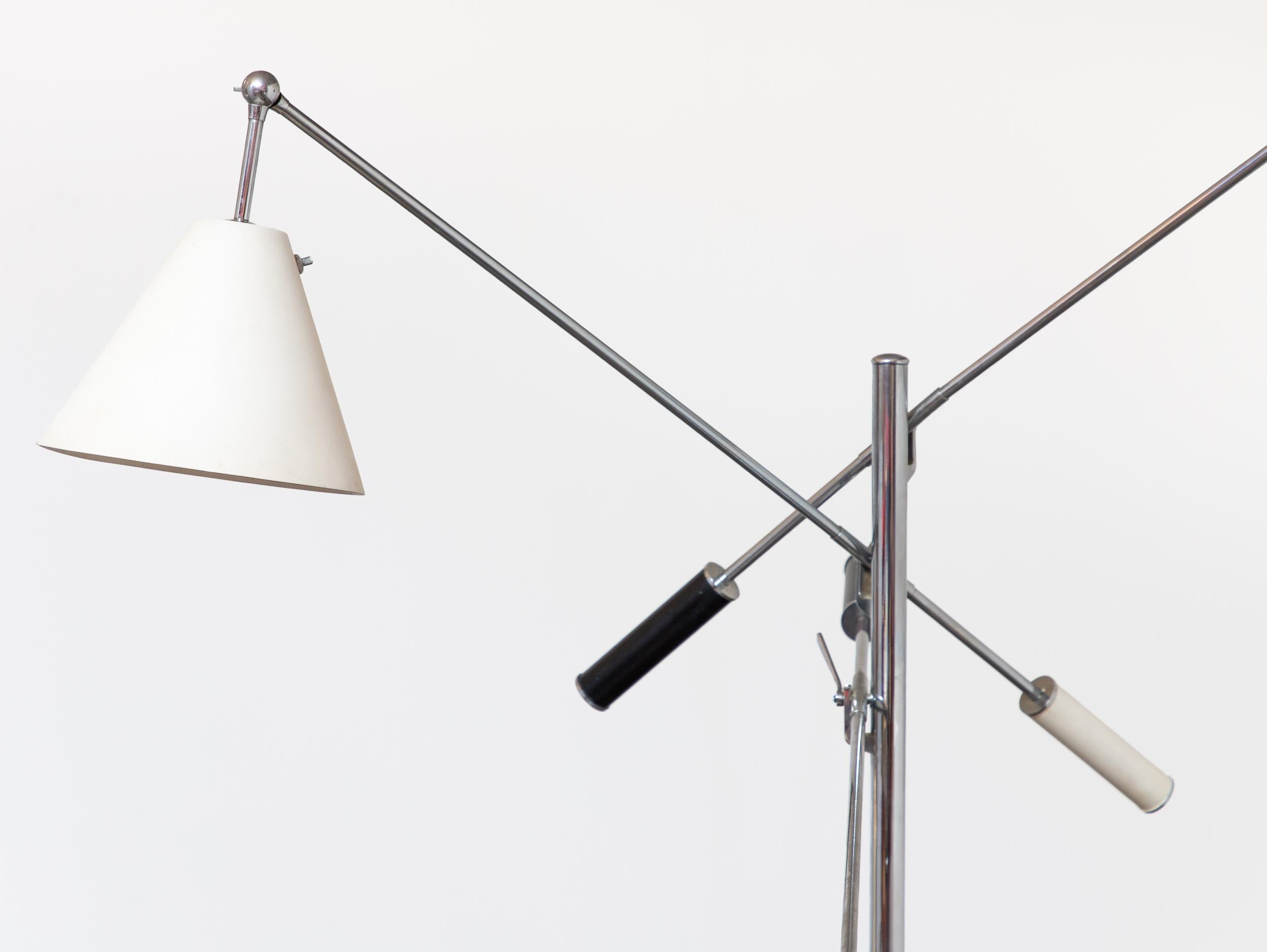 Originale Angelo Lelli Triennale-Lampe von Arredoluce, Schwarz-Weiß-Schirm, Chrom (Italienisch) im Angebot