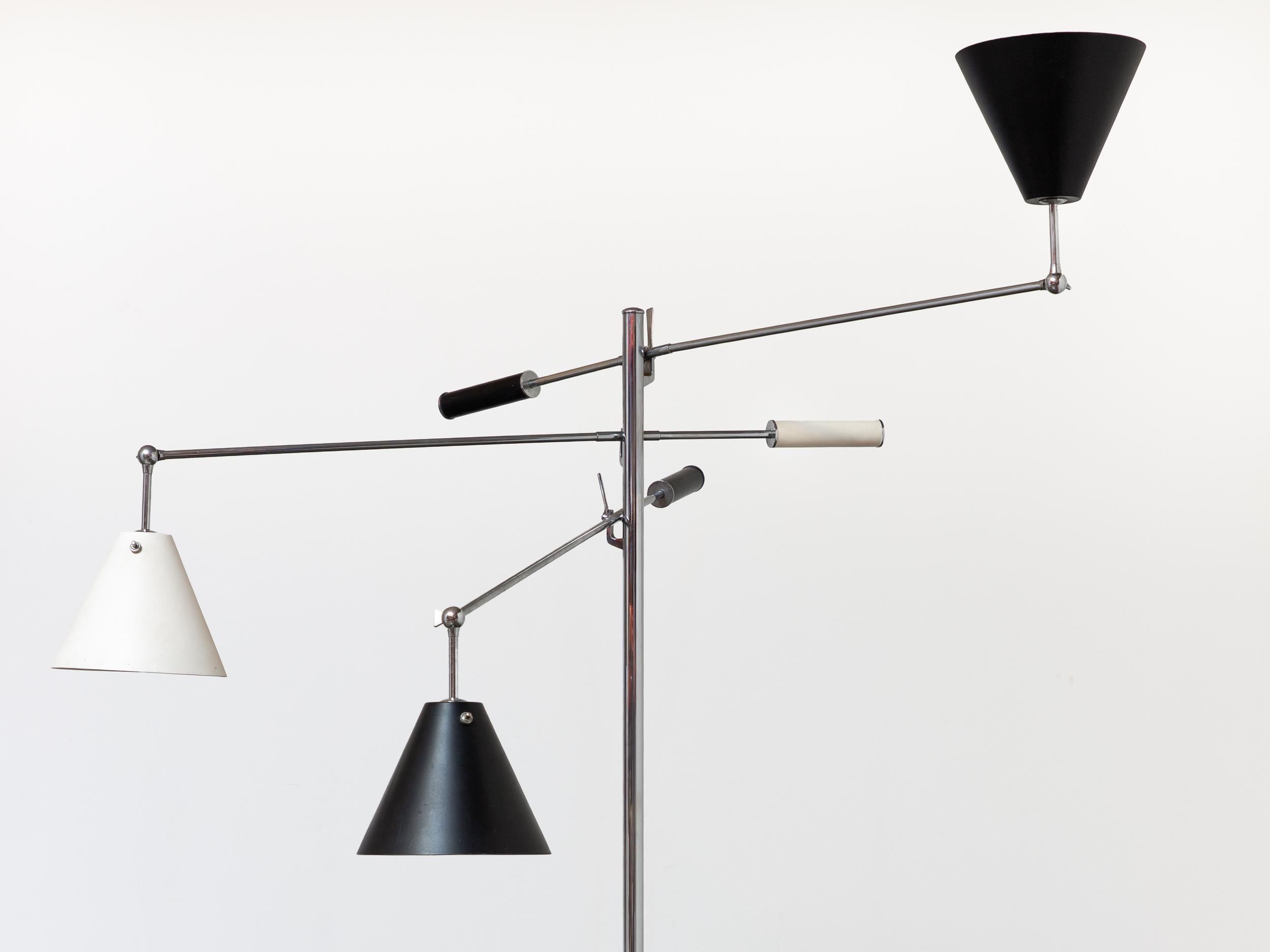 Originale Angelo Lelli Triennale-Lampe von Arredoluce, Schwarz-Weiß-Schirm, Chrom (Emailliert) im Angebot