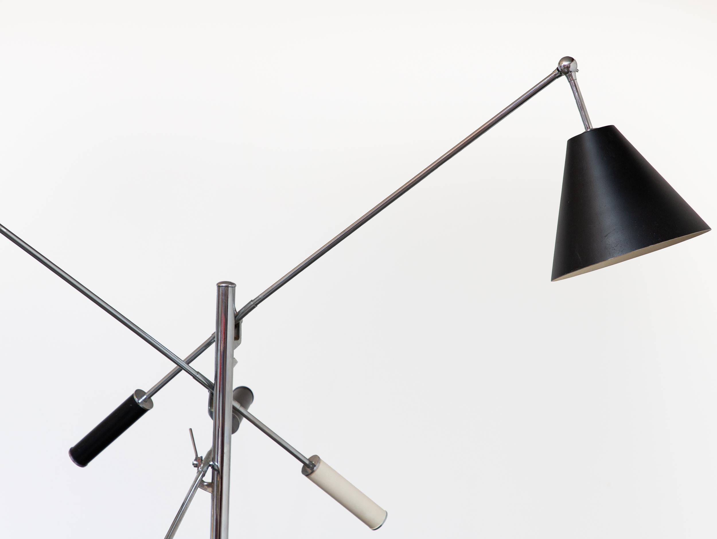 Originale Angelo Lelli Triennale-Lampe von Arredoluce, Schwarz-Weiß-Schirm, Chrom im Zustand „Gut“ im Angebot in Brooklyn, NY