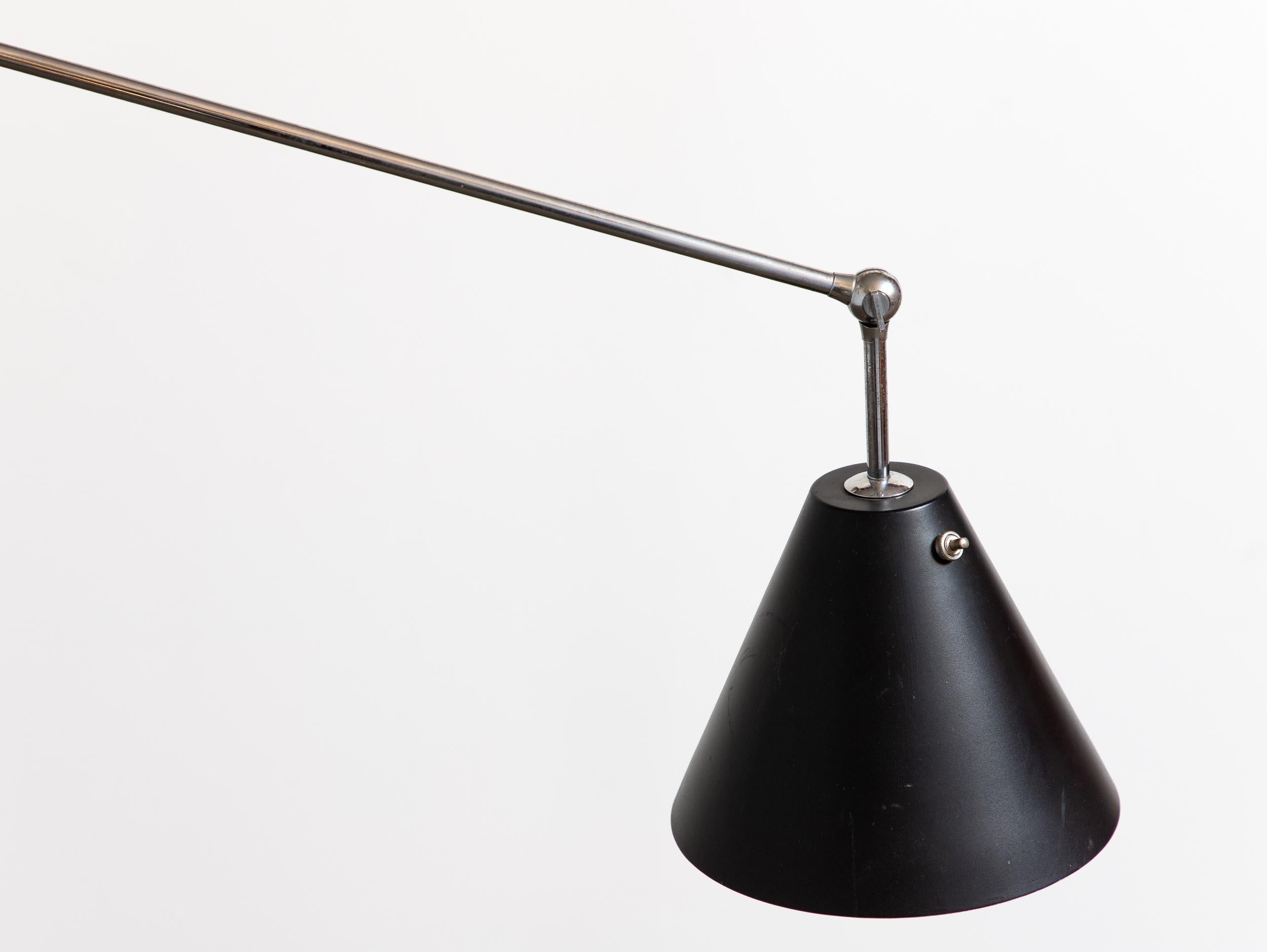 Originale Angelo Lelli Triennale-Lampe von Arredoluce, Schwarz-Weiß-Schirm, Chrom (20. Jahrhundert) im Angebot