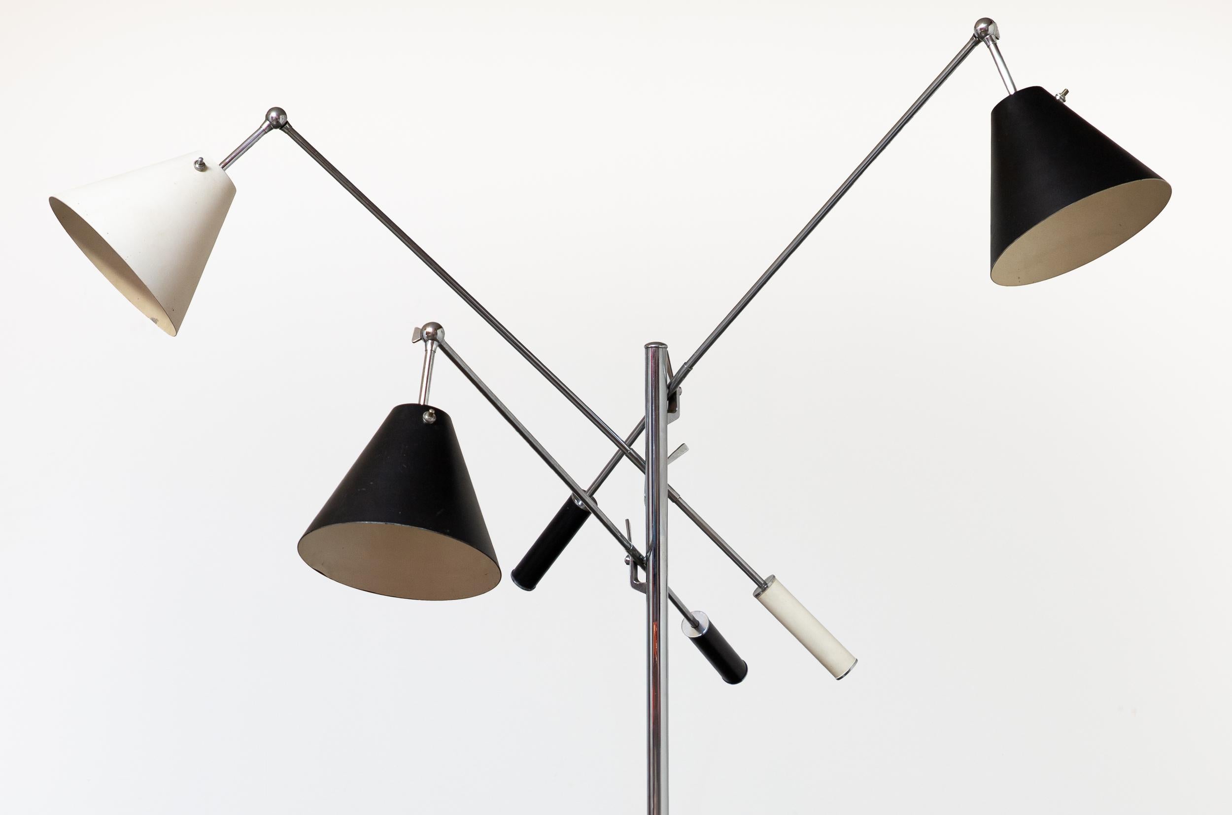 Originale Angelo Lelli Triennale-Lampe von Arredoluce, Schwarz-Weiß-Schirm, Chrom im Angebot 1