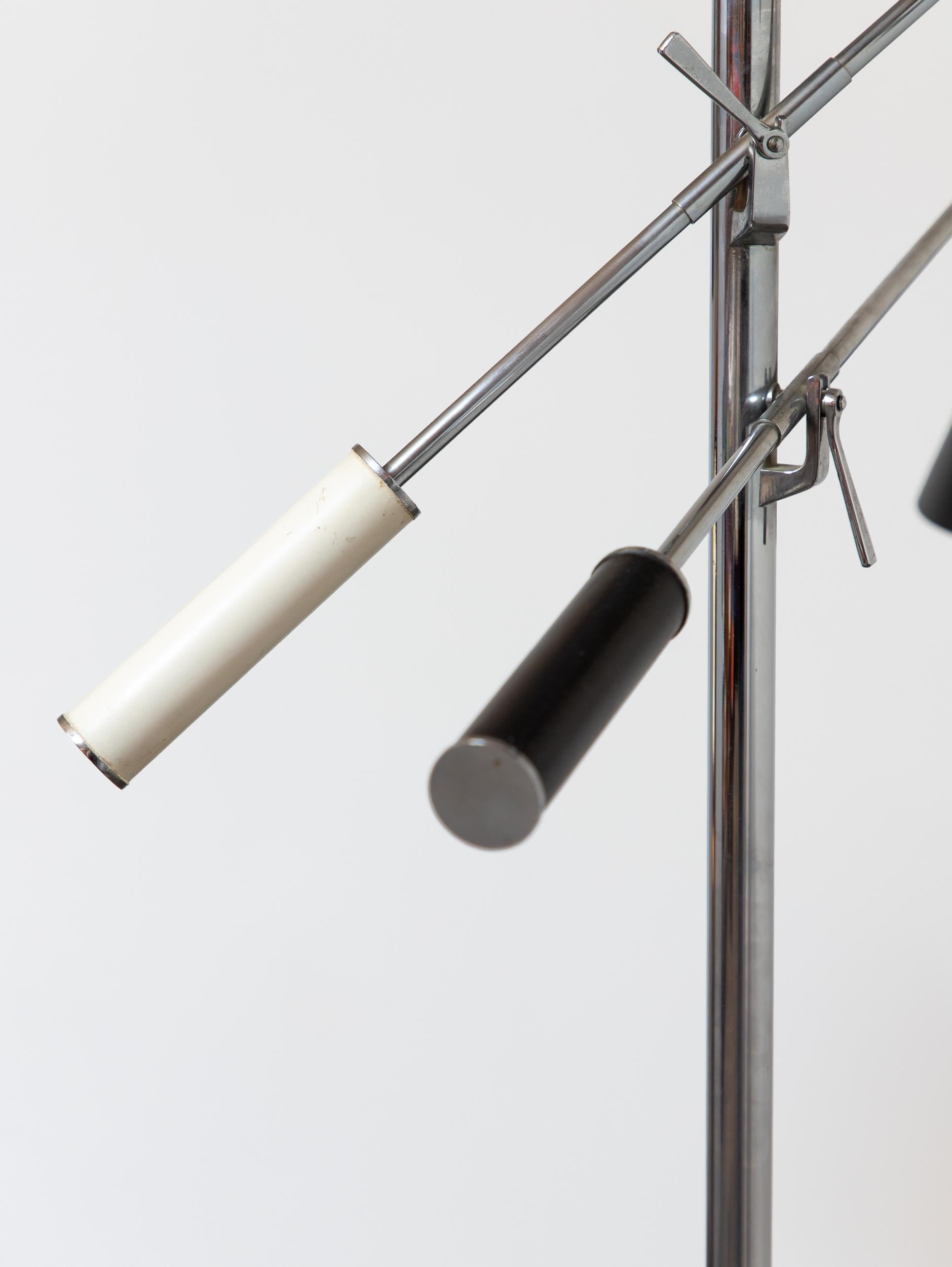Originale Angelo Lelli Triennale-Lampe von Arredoluce, Schwarz-Weiß-Schirm, Chrom im Angebot 2