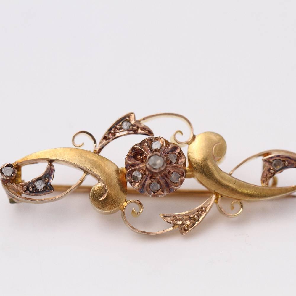 Vintage Brooch for woman  11x Antique Cut Diamonds weighing approx. 0,06cts.  18kt Yellow and Rose Gold  3,18 grams  Width 4cm  Height 1,5cm  Original antique second hand product  Ref.: D364105JC