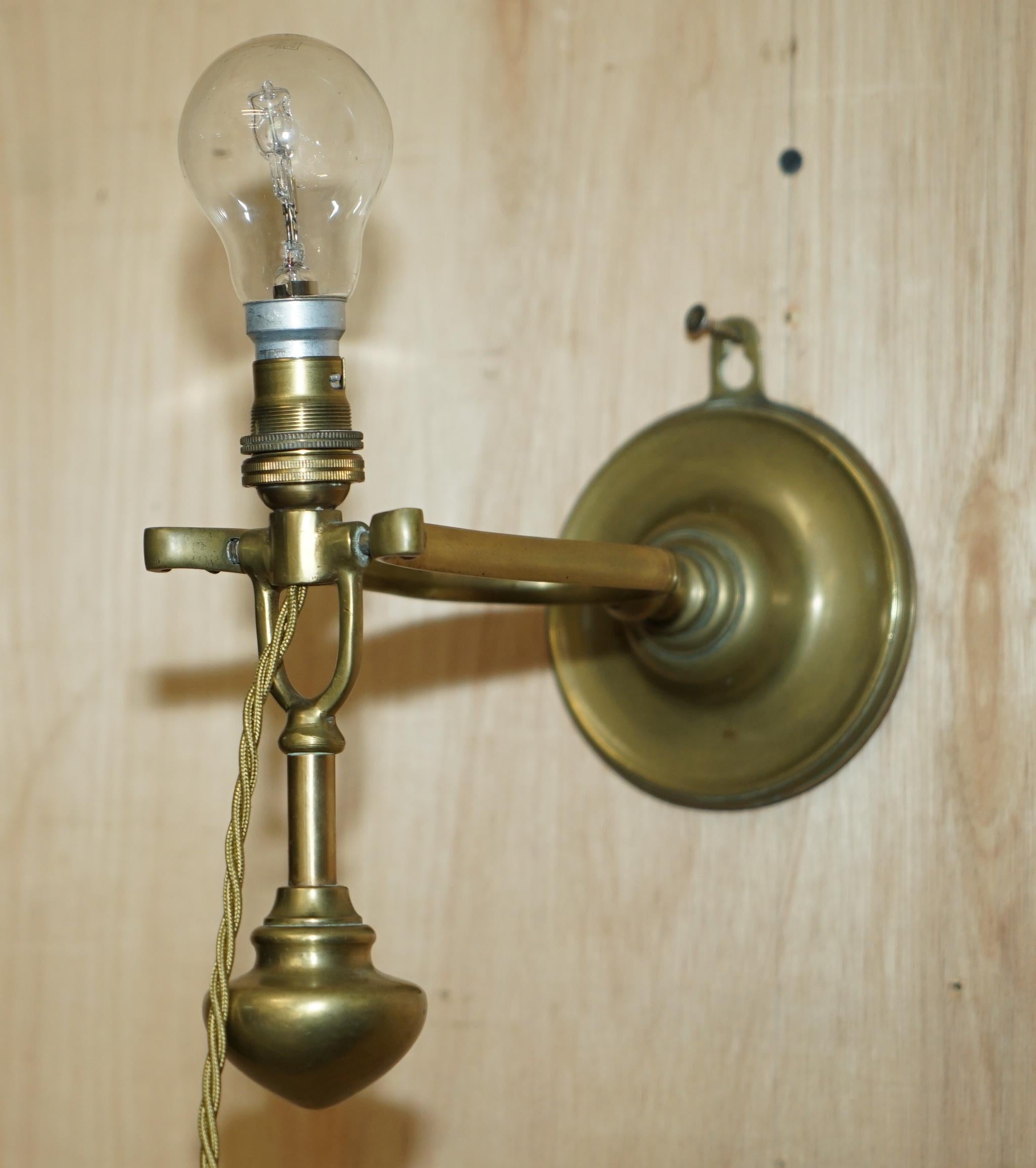ORIGINAL ANTIQUE 1925 SOLID BRASS SHiPS MASTER SUITE GIMBAL WALL OR TABLE LAMP For Sale 3