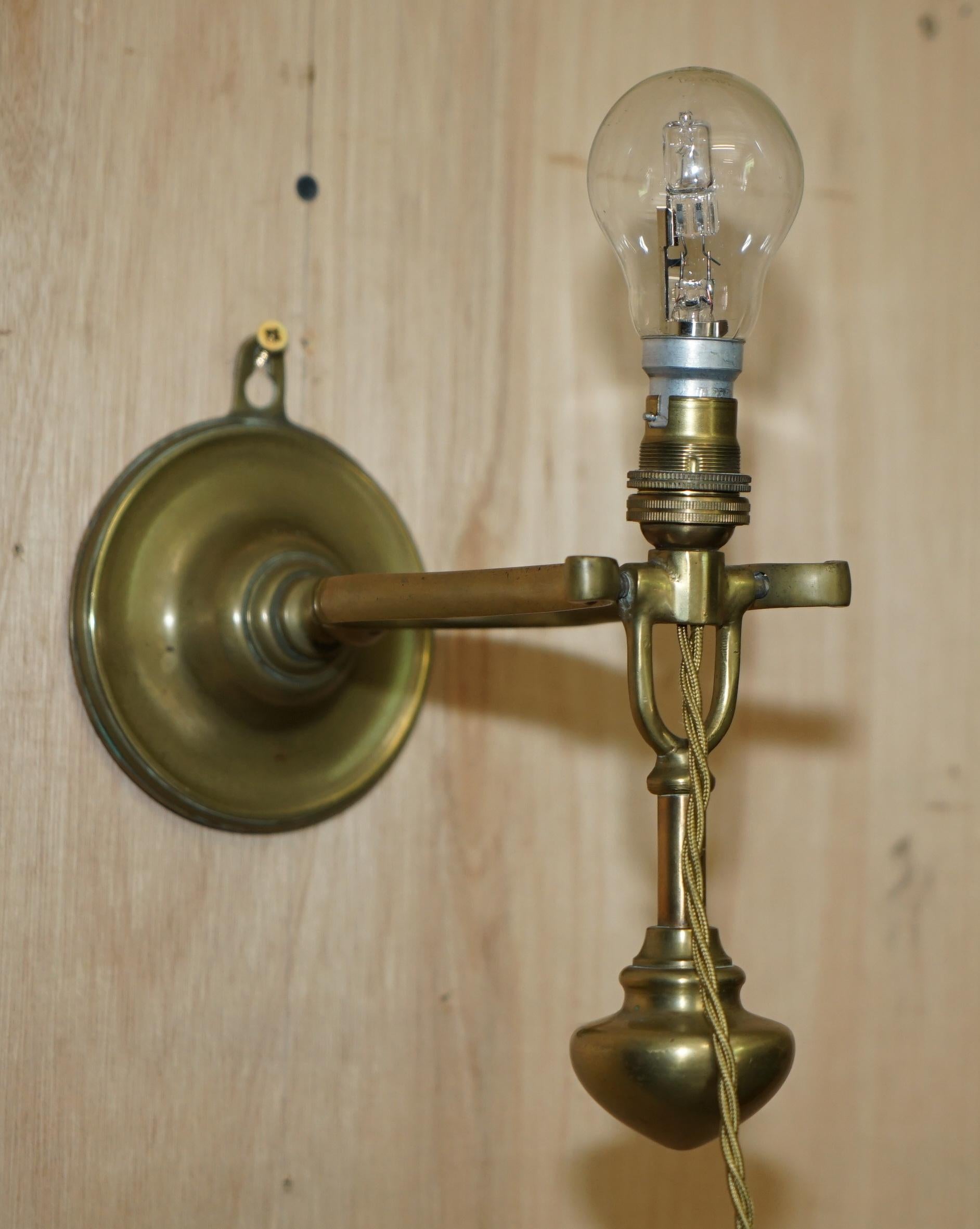 ORIGINAL ANTIQUE 1925 SOLID BRASS SHiPS MASTER SUITE GIMBAL WALL OR TABLE LAMP For Sale 4
