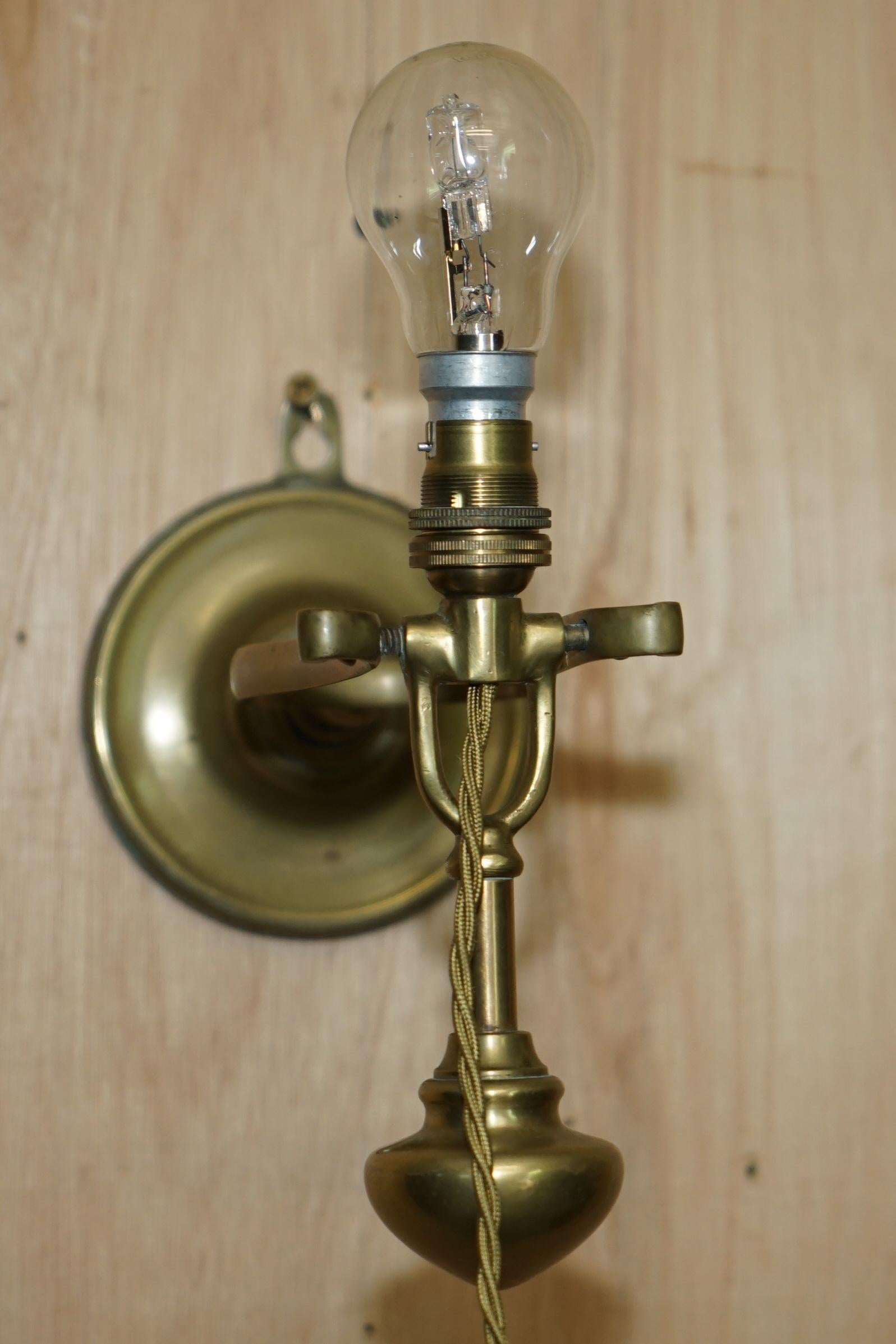 ORIGINAL ANTIQUE 1925 SOLID BRASS SHiPS MASTER SUITE GIMBAL WALL OR TABLE LAMP For Sale 7