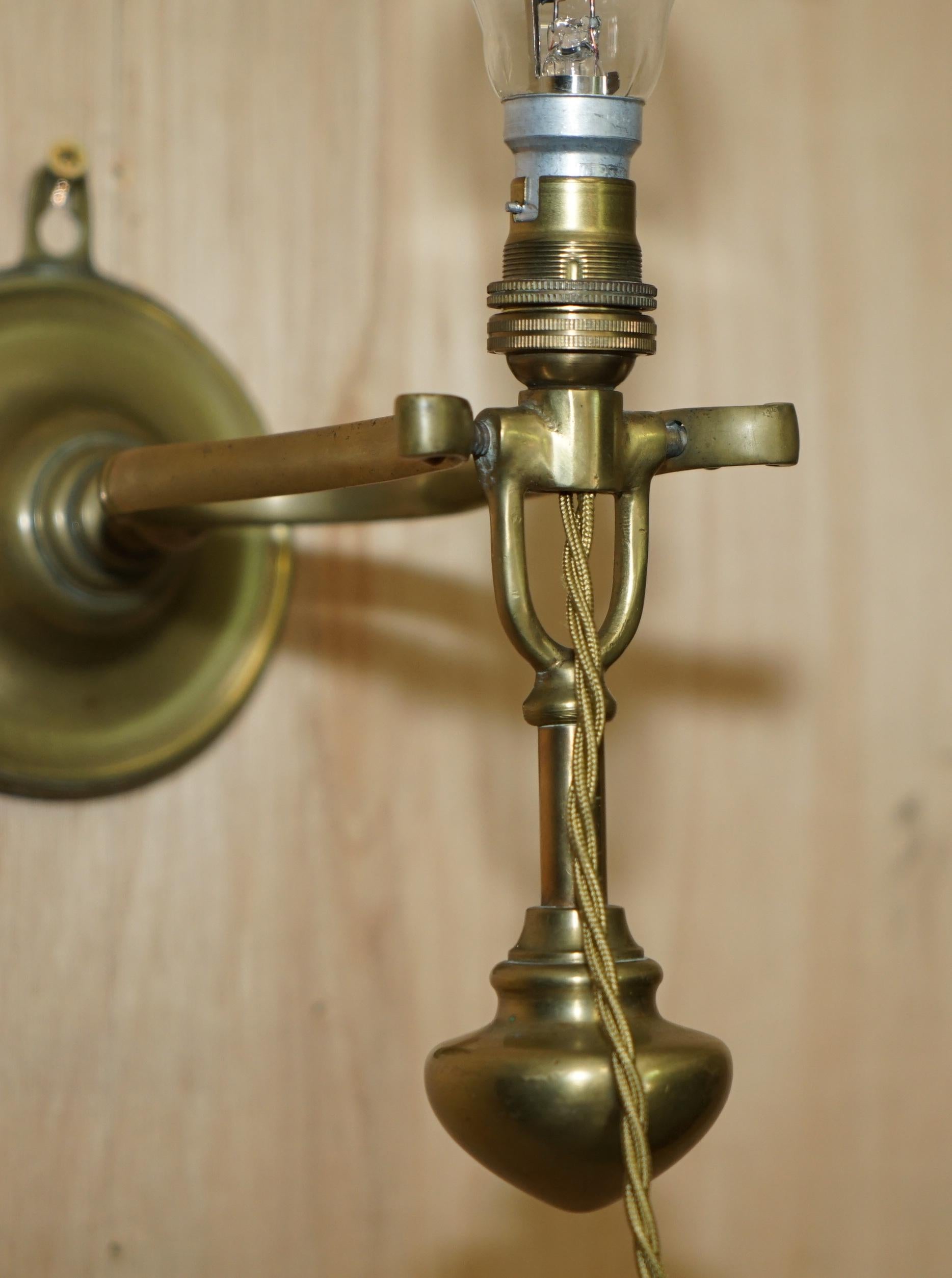 ORIGINAL ANTIQUE 1925 SOLID BRASS SHiPS MASTER SUITE GIMBAL WALL OR TABLE LAMP For Sale 8