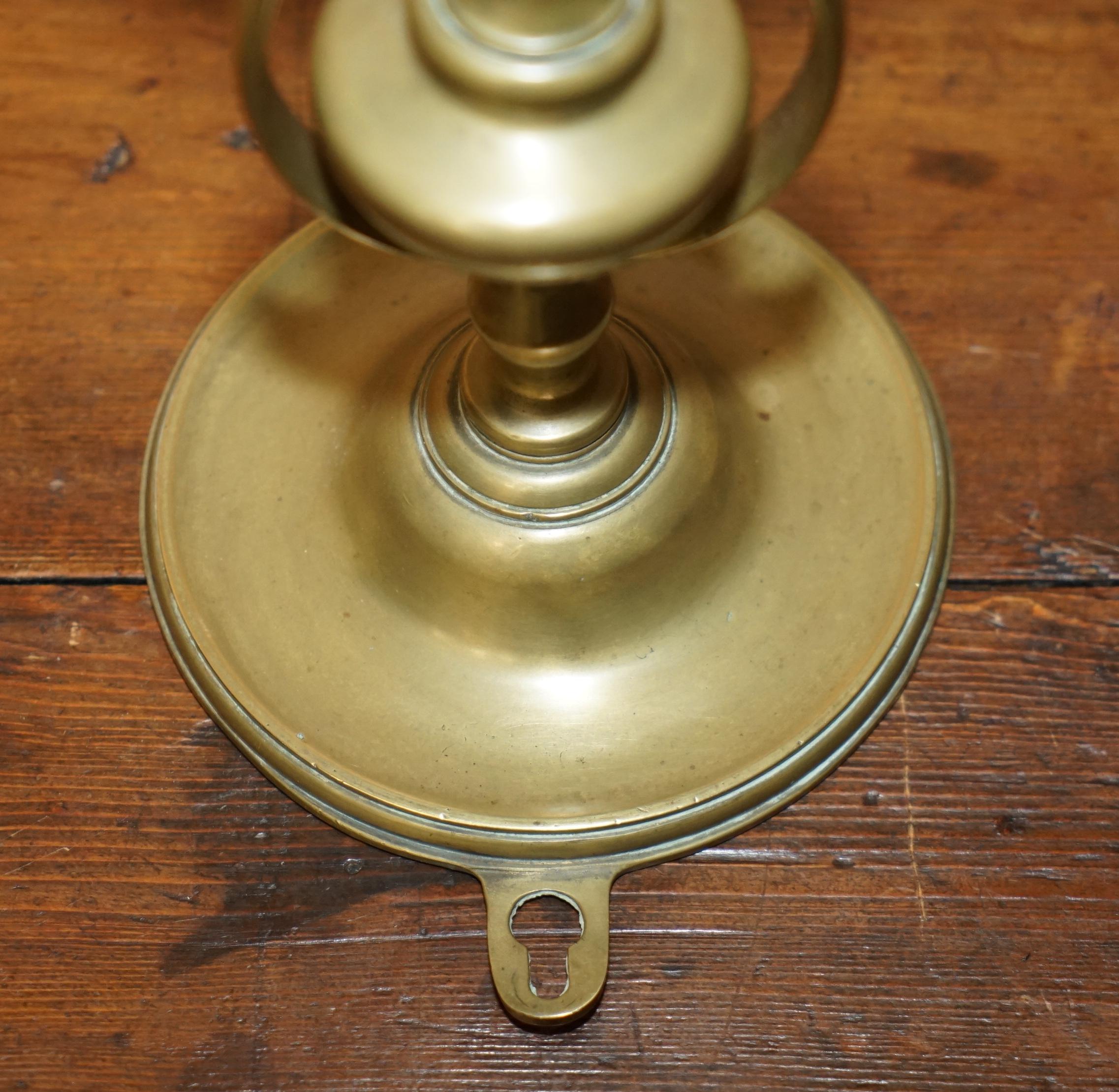European ORIGINAL ANTIQUE 1925 SOLID BRASS SHiPS MASTER SUITE GIMBAL WALL OR TABLE LAMP For Sale