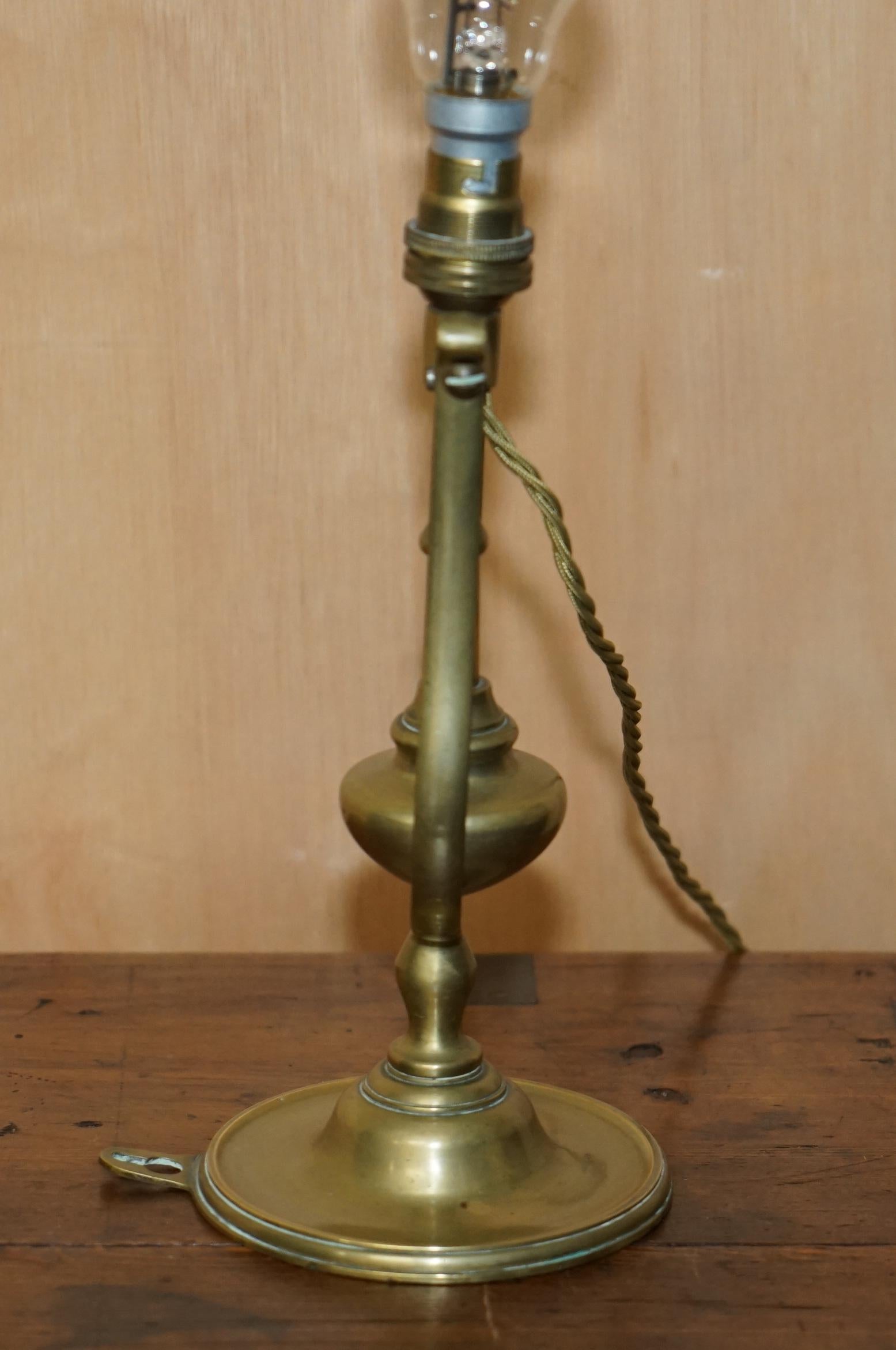 Hand-Crafted ORIGINAL ANTIQUE 1925 SOLID BRASS SHiPS MASTER SUITE GIMBAL WALL OR TABLE LAMP For Sale