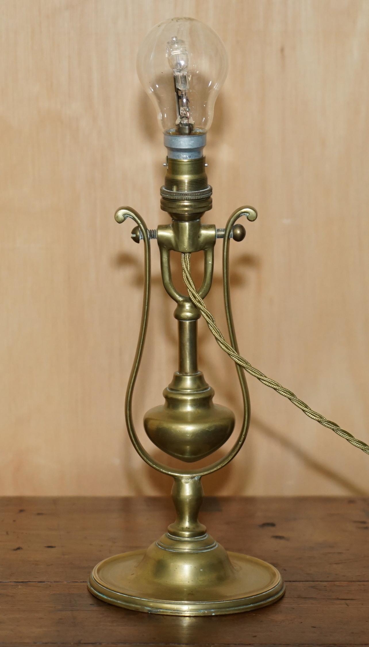 ORIGINAL ANTIQUE 1925 SOLID BRASS SHiPS MASTER SUITE GIMBAL WALL OR TABLE LAMP In Good Condition For Sale In West Sussex, Pulborough