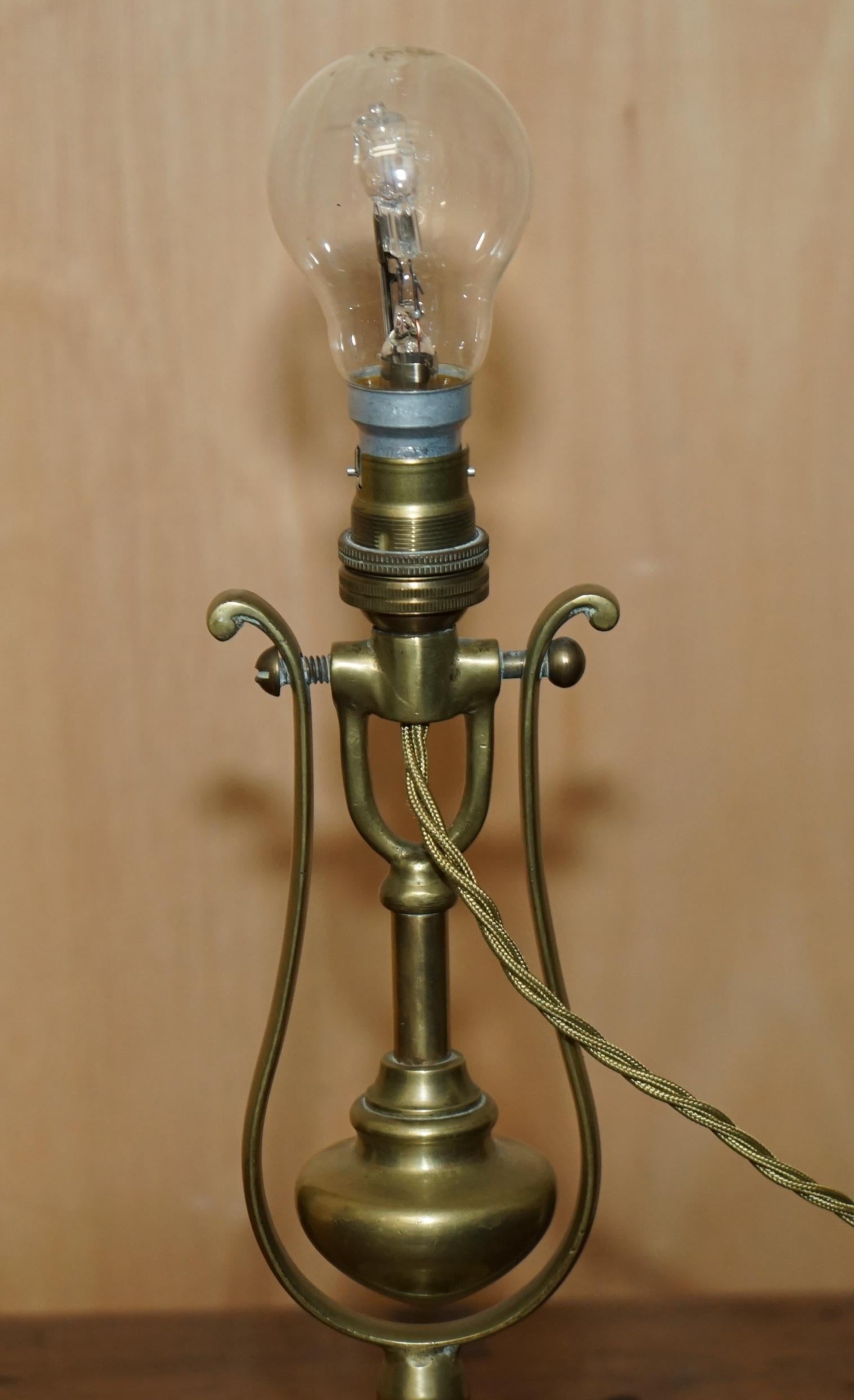Early 20th Century ORIGINAL ANTIQUE 1925 SOLID BRASS SHiPS MASTER SUITE GIMBAL WALL OR TABLE LAMP For Sale
