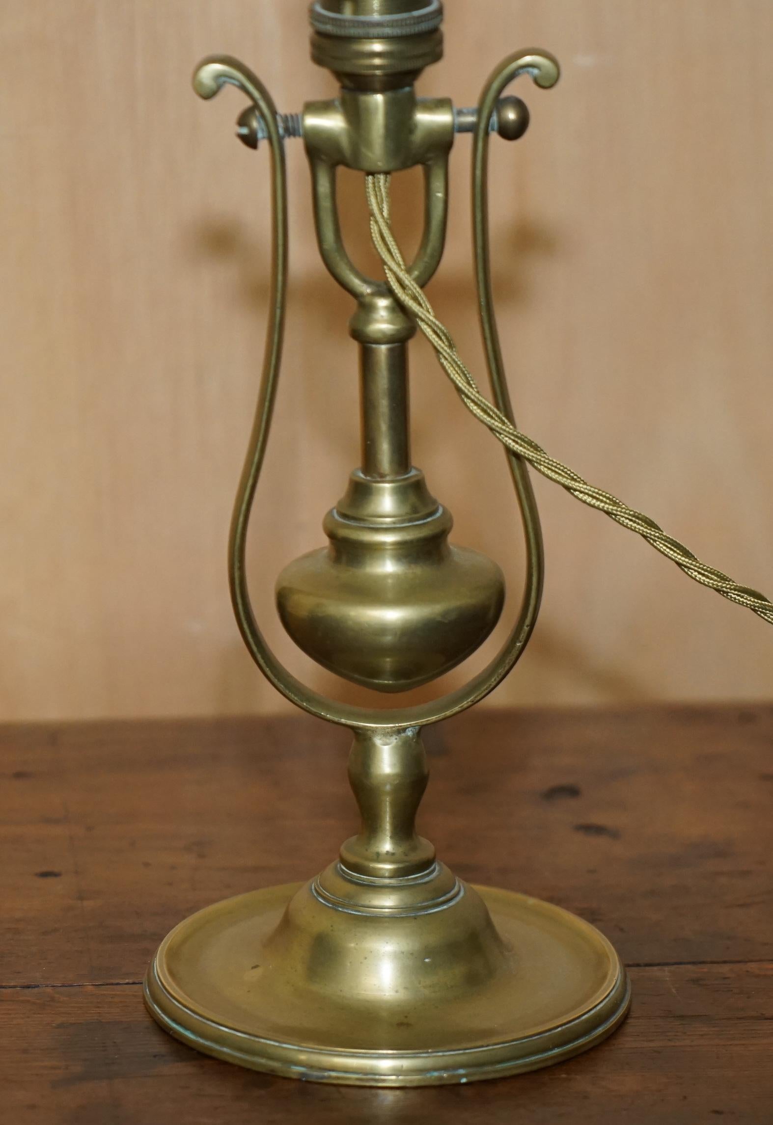 Brass ORIGINAL ANTIQUE 1925 SOLID BRASS SHiPS MASTER SUITE GIMBAL WALL OR TABLE LAMP For Sale