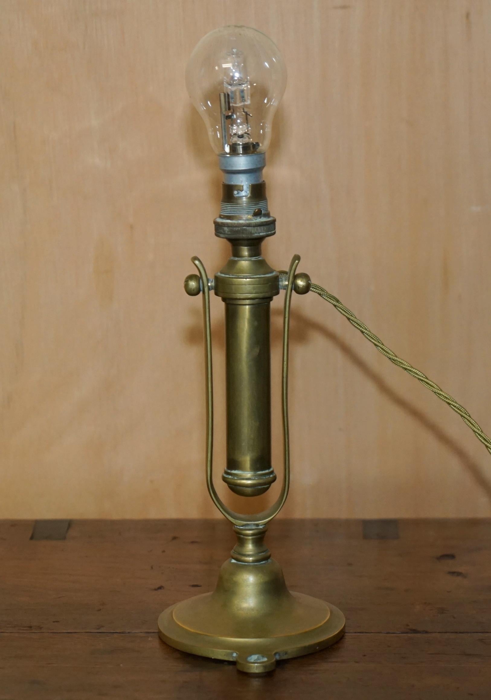Royal House Antiques

Royal House Antiques a le plaisir d'offrir à la vente cette exquise lampe murale ou de table en laiton ancien, datant d'environ 1925, entièrement restaurée. 

Cette lampe a été entièrement restaurée et recâblée afin de pouvoir