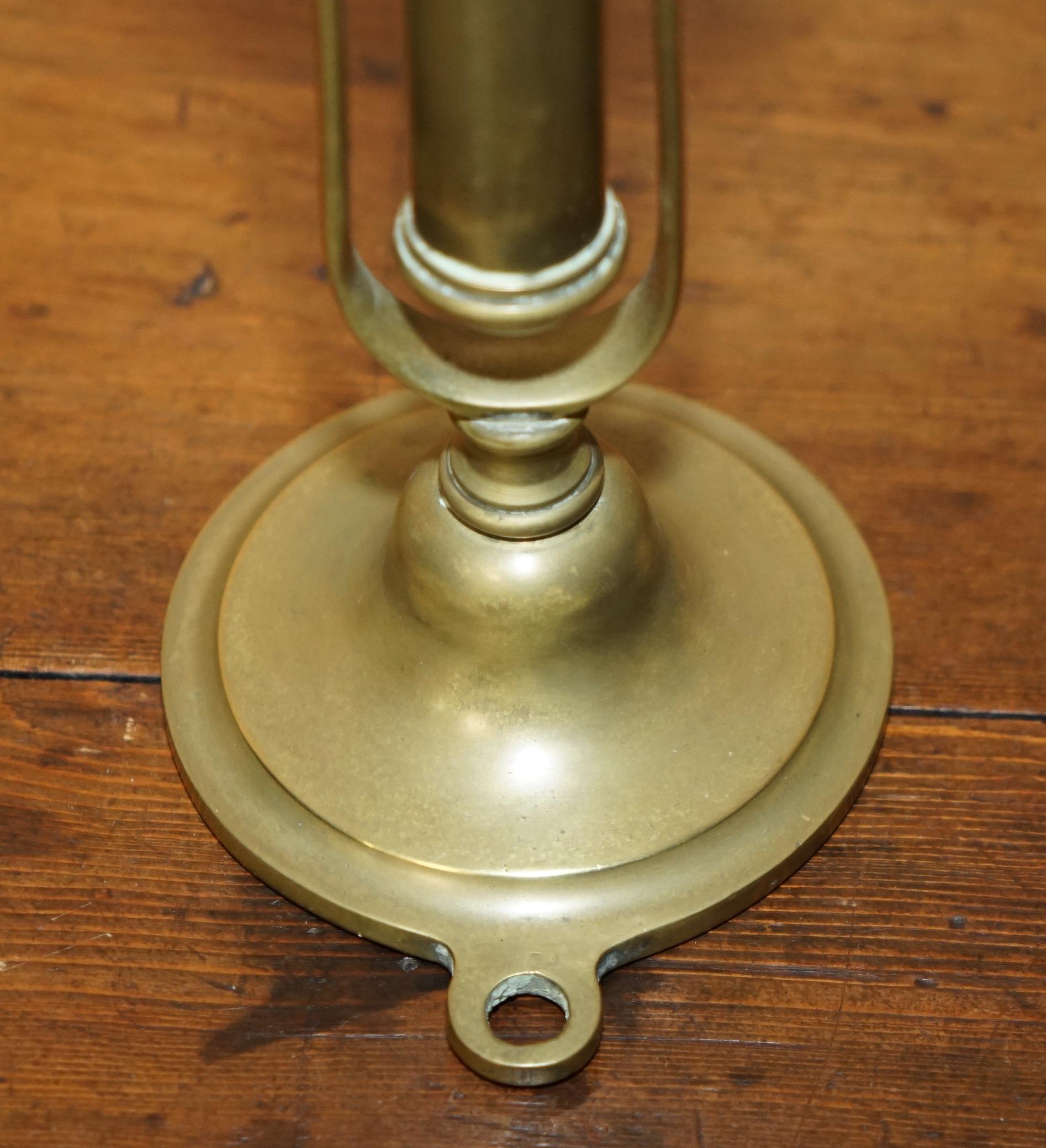 Européen ORIGINAL ANTIQUITÉ 1925 SOLID BRASS TRAiN CARRIAGE GIMBAL WALL OR TABLE LAMP en vente