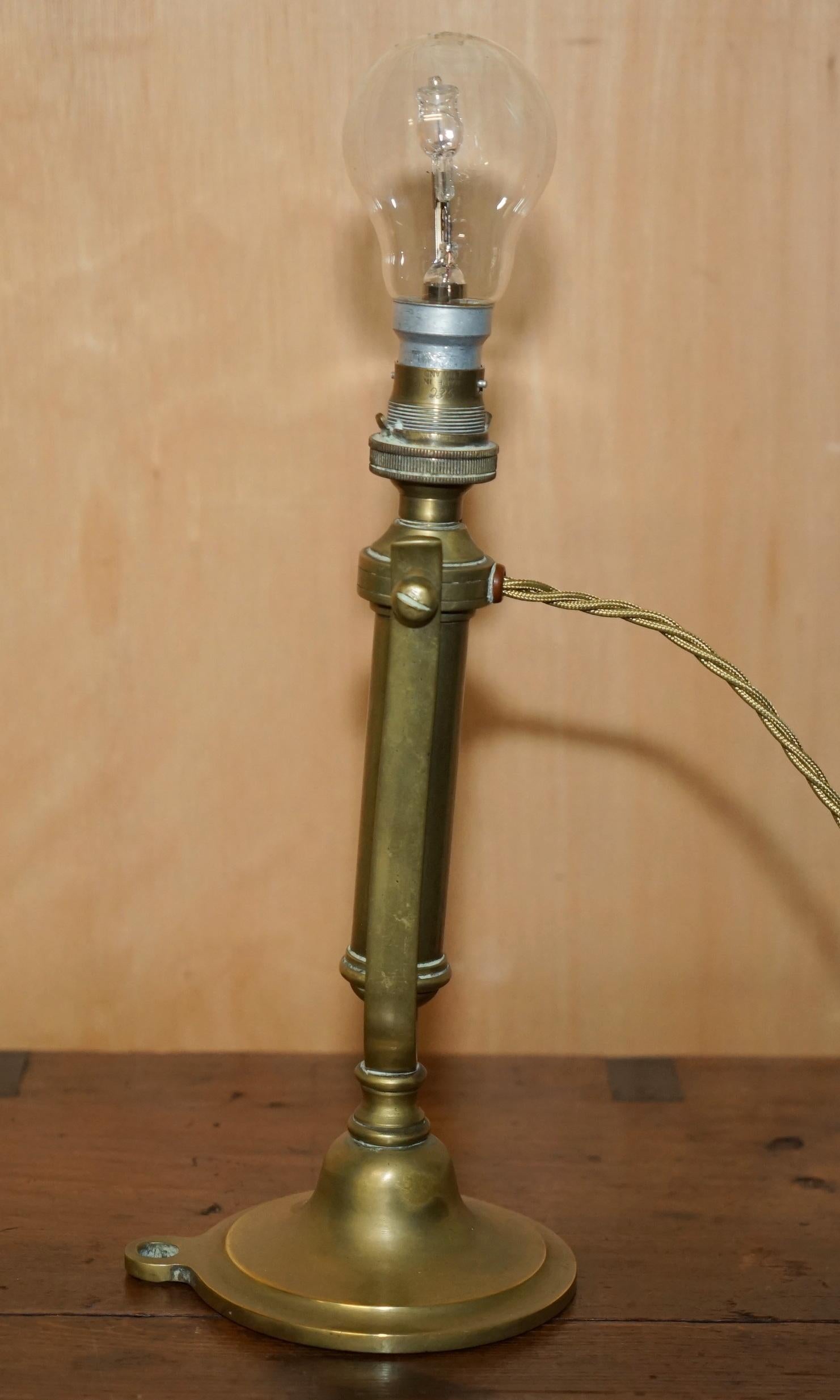 Fait main ORIGINAL ANTIQUITÉ 1925 SOLID BRASS TRAiN CARRIAGE GIMBAL WALL OR TABLE LAMP en vente