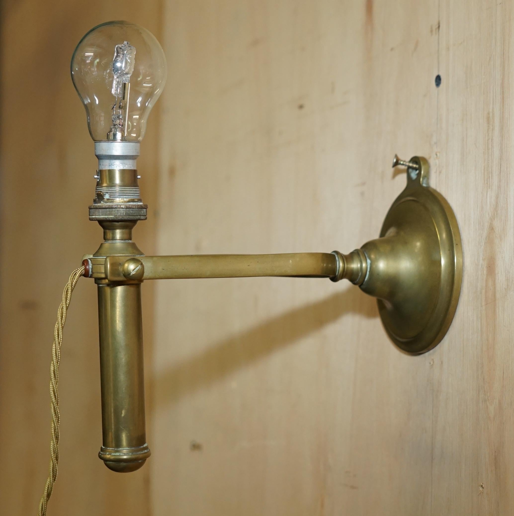 ORIGINAL ANTIQUITÉ 1925 SOLID BRASS TRAiN CARRIAGE GIMBAL WALL OR TABLE LAMP Bon état - En vente à West Sussex, Pulborough