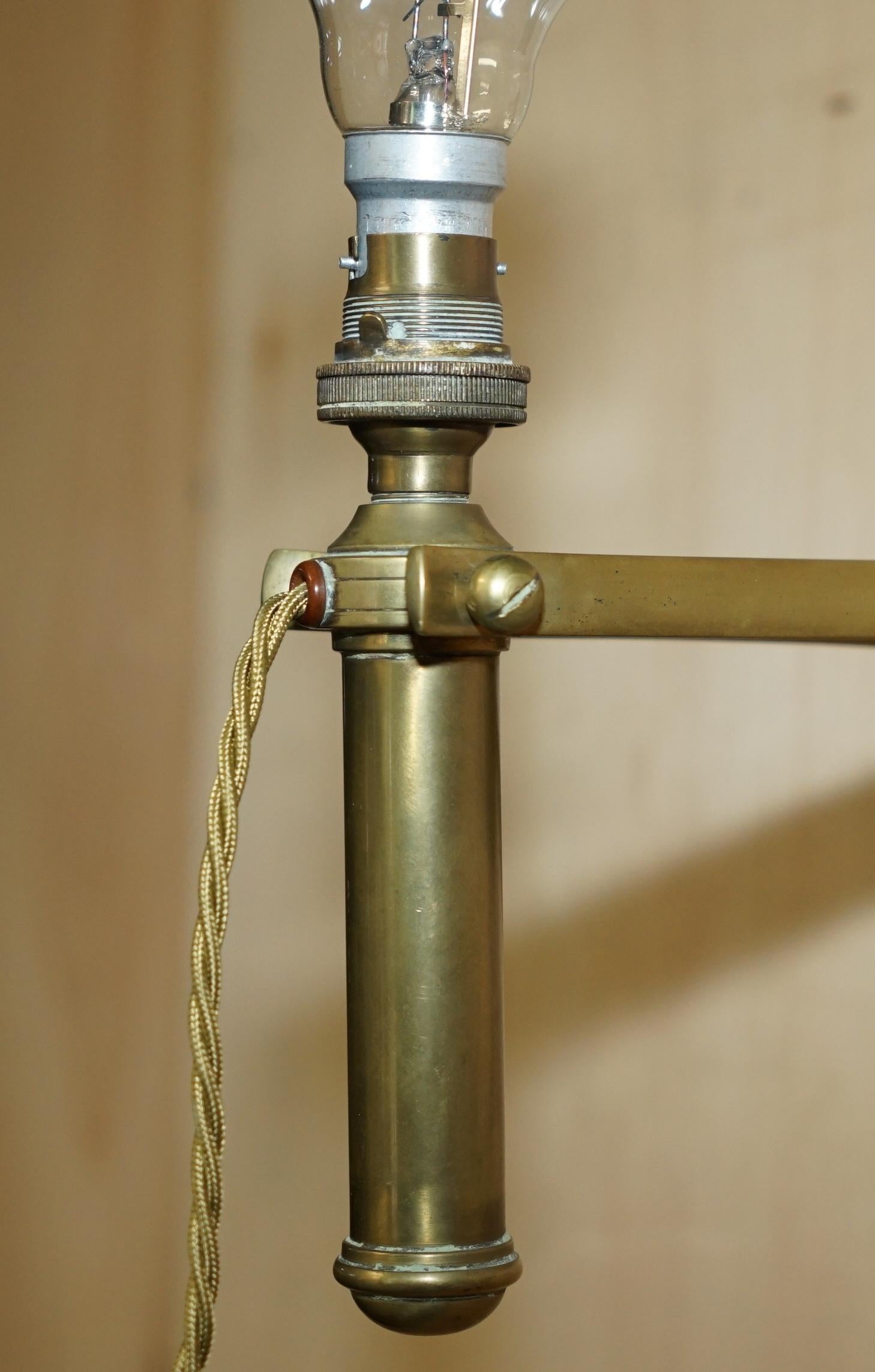 Début du 20ème siècle ORIGINAL ANTIQUITÉ 1925 SOLID BRASS TRAiN CARRIAGE GIMBAL WALL OR TABLE LAMP en vente